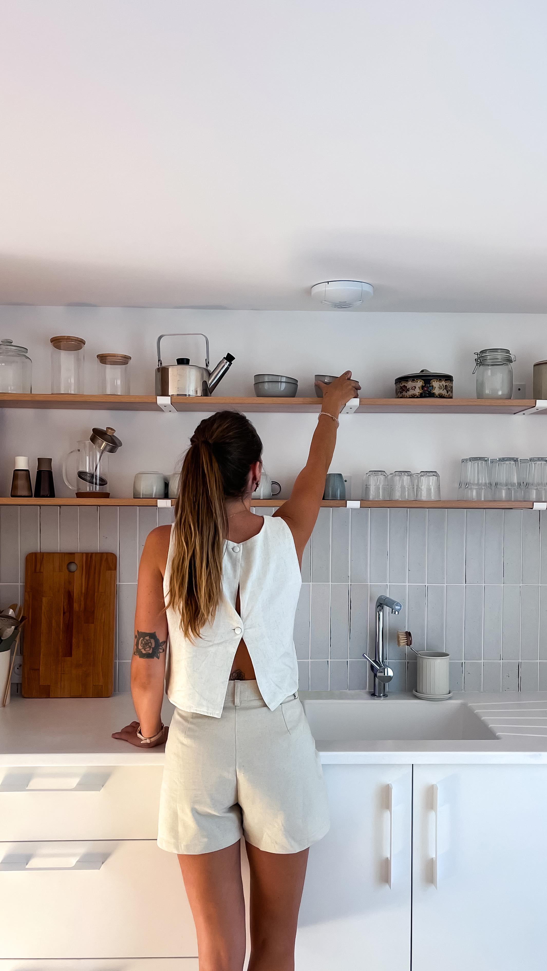 Prochain projet : « La Cabane V2 » 🏡
Après une première intervention en décoration en 2023, juste après l’achat de la maison par les propriétaires, en 2024 le projet prend une toute nouvelle dimension.
Tout a été repensé : démolition, extension… La maison a doublé de surface, passant de 60 m² à 120 m².
Un véritable projet d’architecture d’intérieur, réalisé en collaboration avec @c2creationplans pour les plans.
Are you ready pour découvrir la nouvelle version ?
#renovationinterieure #architecturedinterieur #interiordesign #maison #renovation #agencement #decoration #surmesure #lauraberthelotdesign #messanges #landes