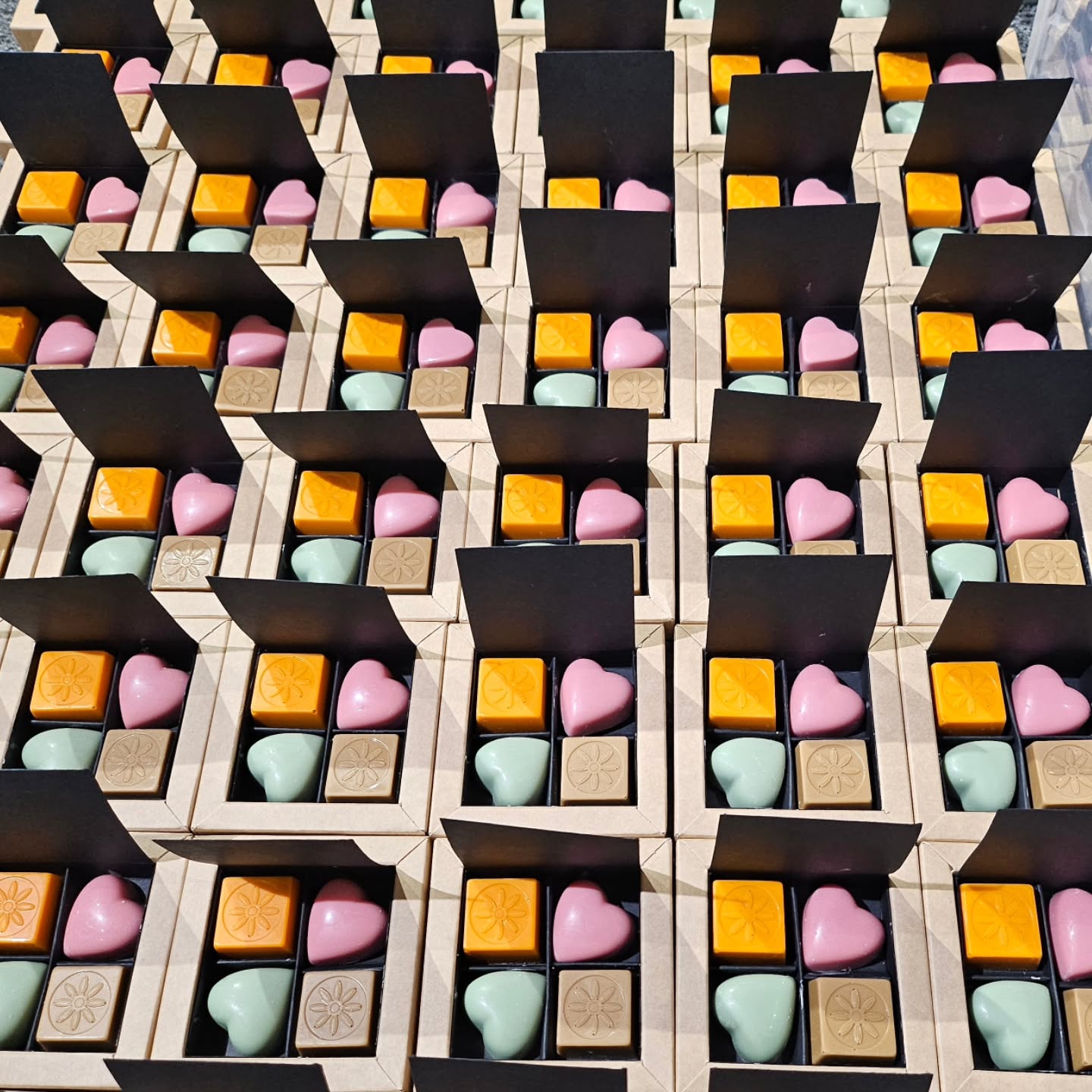 Looking for a cute "Pikkujoulu" present idea? Our mini boxes with 4 delicious chocolates might be just what you need. 7,90€ #billnäsinruukki #billnäschocolate #visitraasepori #fiskarsvillage #Pikkujoulu #lahjaidea