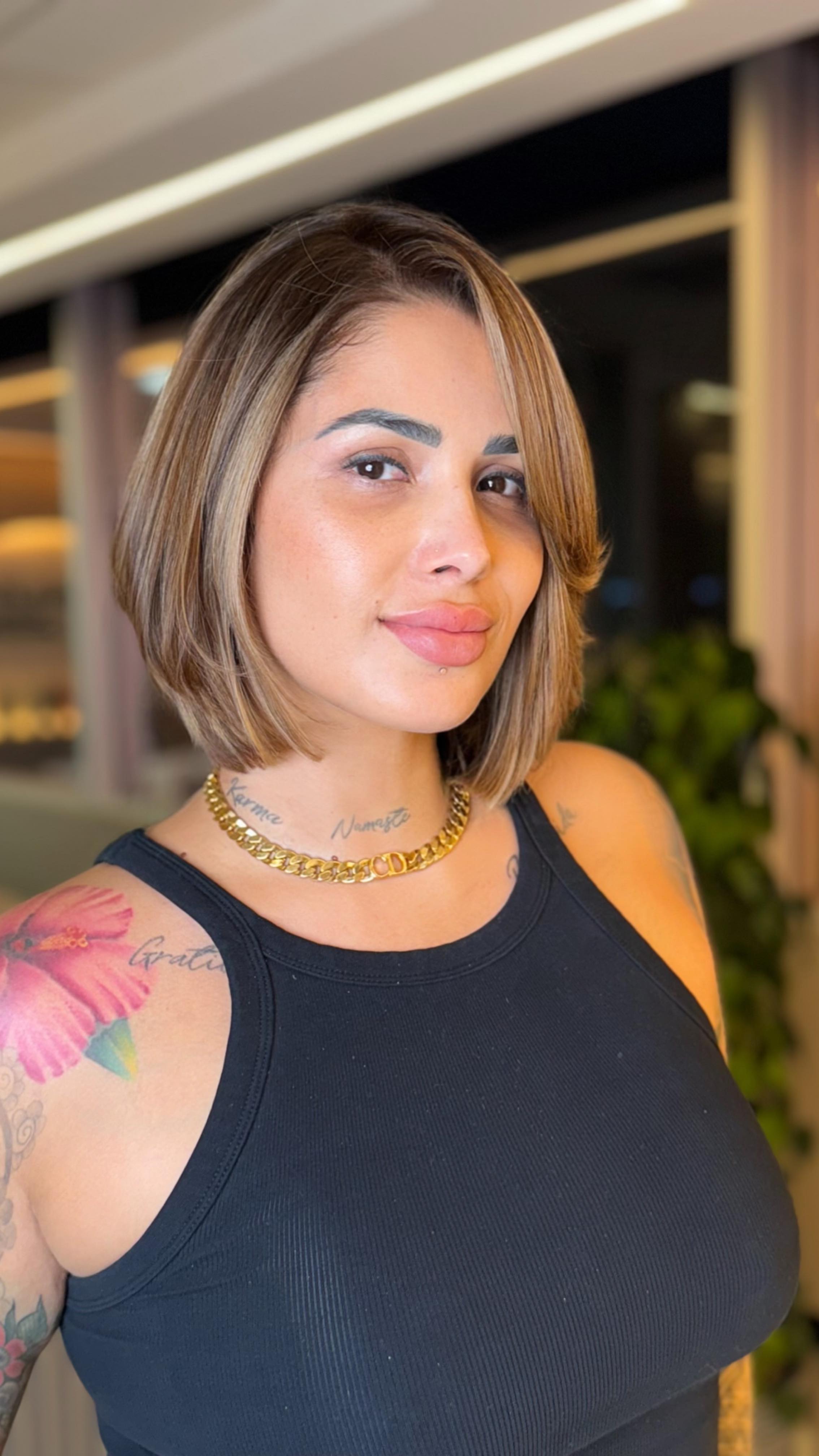 ✨ Caramel Nude Bob For @lulu__vibes 🧿
Un cambio sutil, pero lleno de intención ✨
Le realicé mi Técnica Híbrida, creando una fusión entre tonos nude y reflejos caramel para aportar luz, suavidad y definición al rostro. @alfaparfmilanopro_panama
Un bob moderno con brillo de lujo 💎
¿Te atreves a una transformación así?
Agenda tu cita y vive tu experiencia personalizada en Jesús Tabarés Salón 💫
#CaramelNudeBob #TecnicaHibrida #JesusTabaresSalon #AlfaparfMilano #BalayagePanama #HairTransformation #musadejesustabares #balayagehighlights #blondehair #cambiodelook #salondebellezapanama
