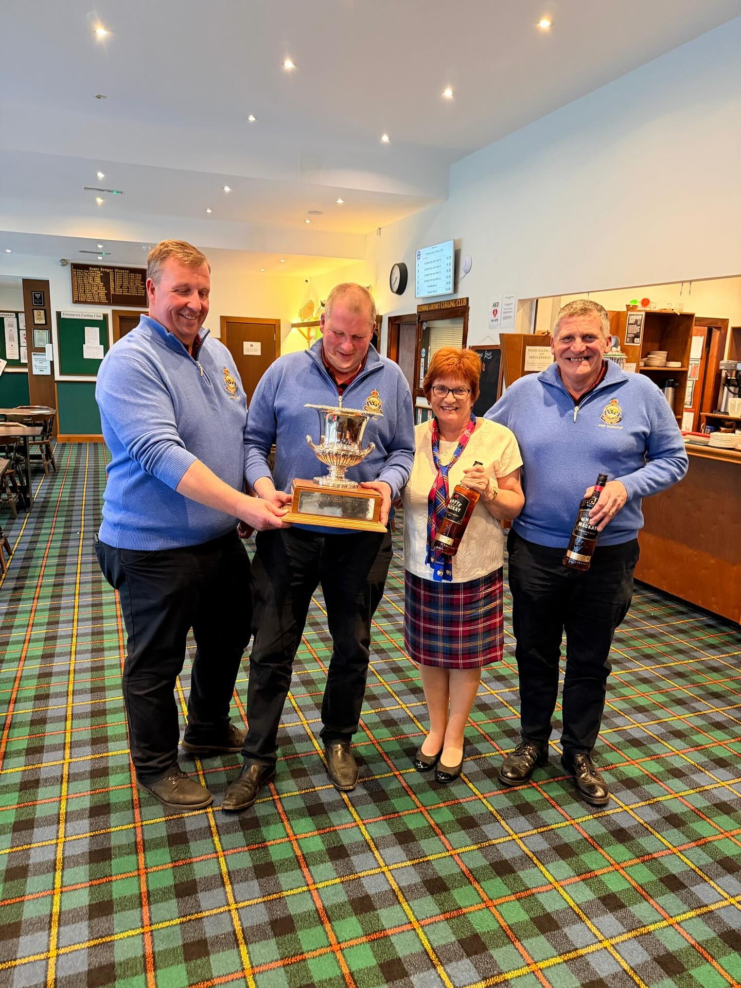 🥌🥌🥌🥌
Doug Ried presenting the winning rink of Jim, Mary and John with the Point Claire Cup this is a competition for Scottish tourists who have played at Point Claire while touring in Canada
🥌🥌🥌🥌
#curling #scottishcurling #icerink