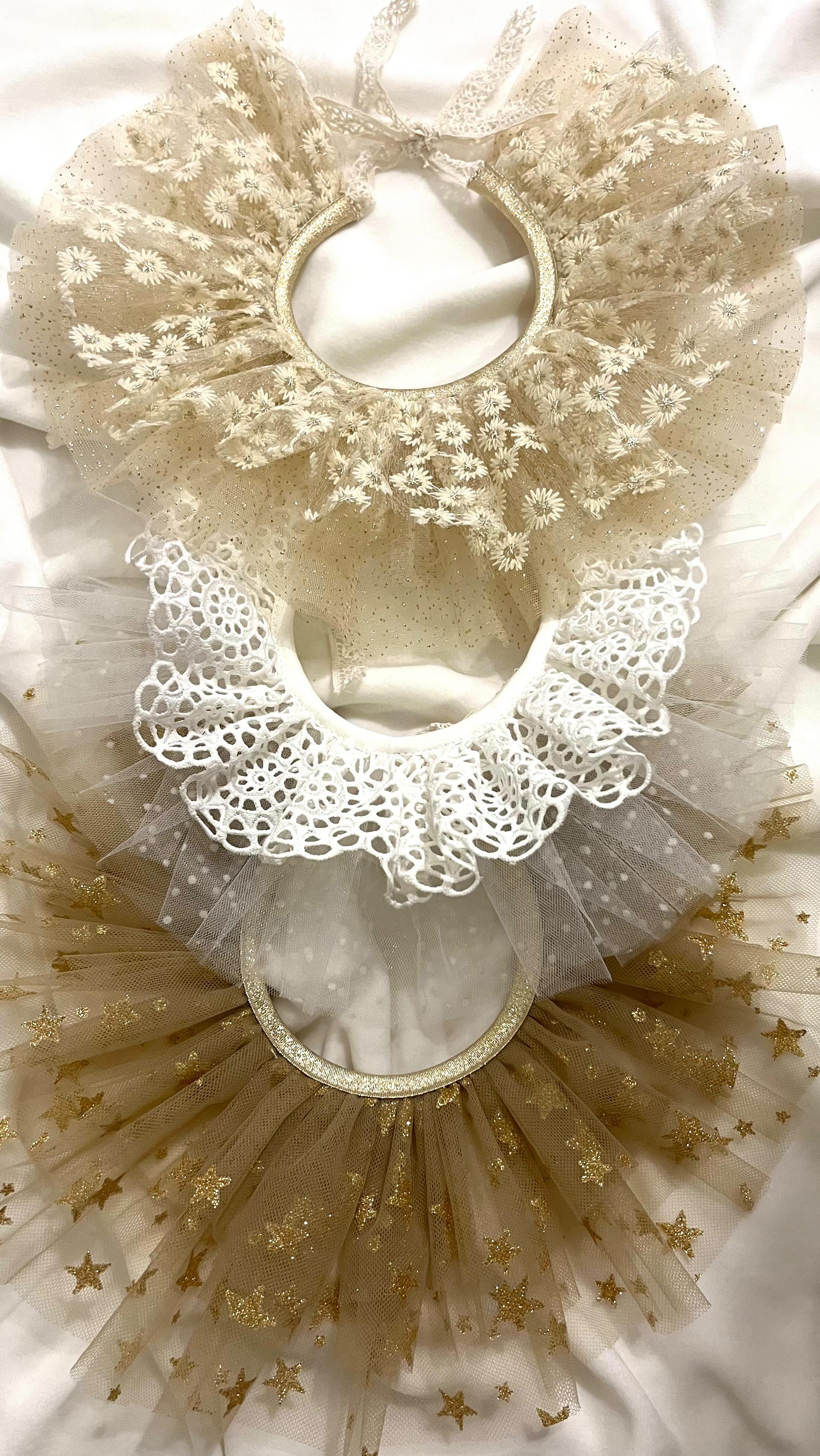 ✨Les petits cols de fêtes✨
THE accessoire qui va pimper une tenue pour la rendre festive et originale.
Une touche de WOUAW 💫
Dites moi lequel est votre préféré ??
#babygirl #creatricefrancaise #créatrice #madeinfrance #cols #fetes #minilook #maxicol #tulle #etoiles #original