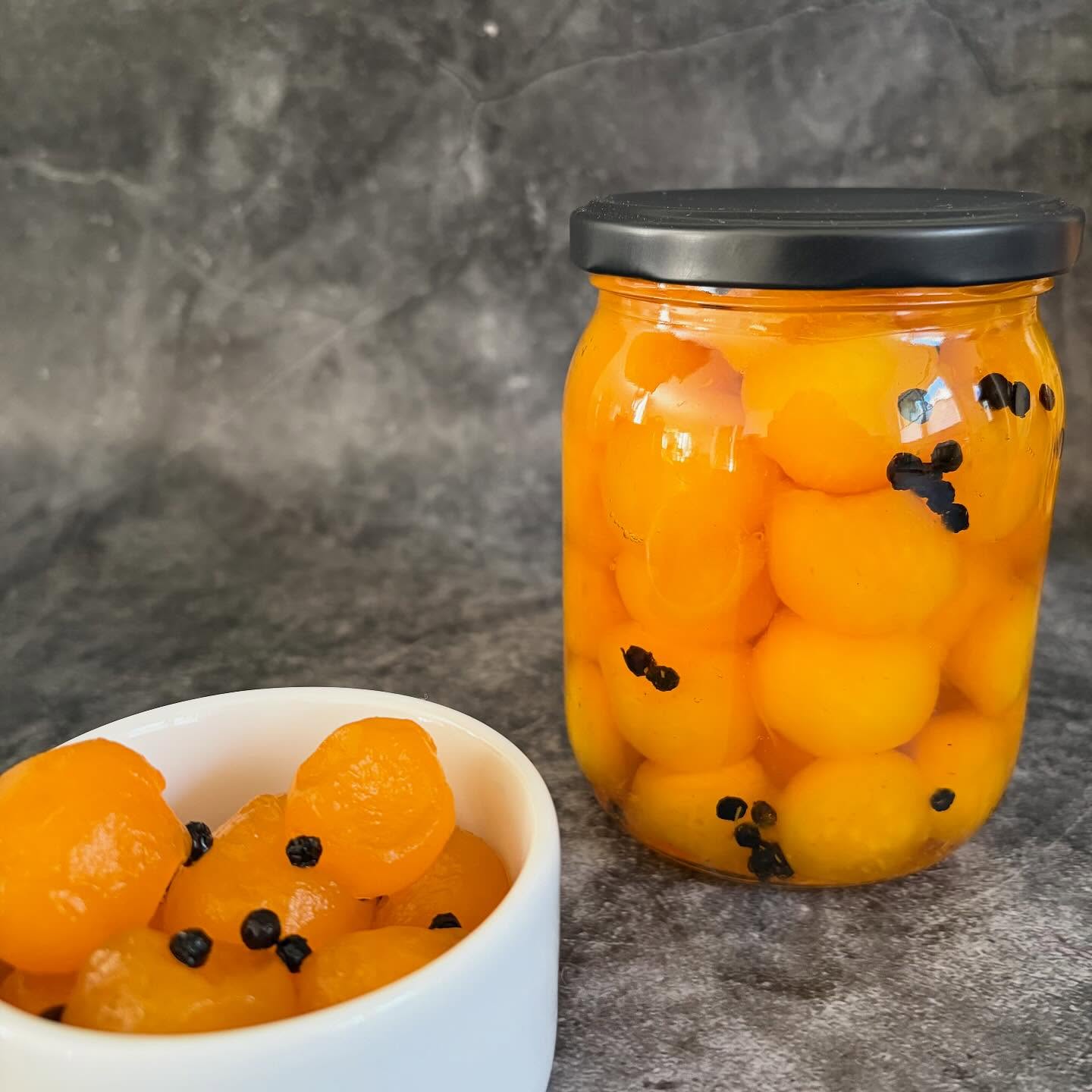 🎃 🌿✨ Herbst im Glas – Kürbiskugeln mit Safran in Essig eingelegt ✨🌿 🎃
Leuchtend, aromatisch und fein – diese süss-sauren Kürbiskugeln mit echter Safrannote bringen goldene Wärme ins Glas. Perfekt als Beilage, zum Raclette oder einfach zum Naschen.
🧡 Rezept für ca. 4–5 Gläser à 250 ml
Zutaten:
-1 kg Kürbis 🎃
-500 ml Weissweinessig
-400 ml Wasser
-250 g Zucker
-1 EL Salz
-1 TL Pfefferkörner
-1 TL Safranfäden
👨🍳 Zubereitung:
1. Kürbis schälen, entkernen und kleine Kugeln ausstechen.
2. 2–3 Minuten in kochendem Wasser blanchieren, dann abkühlen lassen.
3. Essig, Wasser, Zucker, Salz, Gewürze & Safran aufkochen.
4. Kürbiskugeln in sterile Gläser füllen, mit heissem Sud bedecken, sofort verschliessen
5. (Optional) 30 Min. bei 90 °C einkochen – so bleibt’s monatelang haltbar.
💛 Nach 2–3 Wochen Ziehzeit entfalten Farbe und Safrangeschmack ihr volles Aroma.
#SafranLiebe #Kürbiszeit #Herbstküche #Eingelegt #SafranRezepte #Feinkost #Hausgemacht #Herbstgenuss #Safran #GoldenSpice #GourmetKitchen #Raclette #Kürbisrezept #SafranDeluxe #Genussmomente