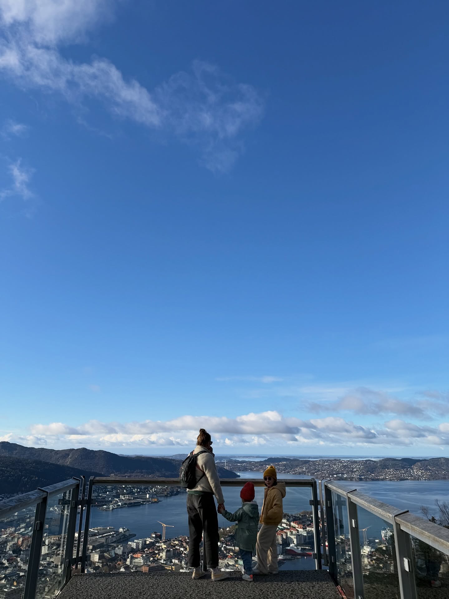 La Norvège avec elles 🇳🇴
1ere journée à Bergen. La ville est paisible et belle. On aime tout : les montagnes qui l’entourent, le calme, les gens, la nourriture, les trolls.
Tout est organisé par @tourlane et on se laisse porter. C’est ça, les vraies vacances ? Je signe 🙂↕️
Vivement demain et la découverte de Flam et son fjord ⛰️
Collaboration commerciale avec @tourlane
le code CLEMENCE200 vous offre 200 € de réduction sur votre voyage avec Tourlane jusqu’au 28/02/2026 !
#bergen #voyage #voyagefamille #voyageenfamille #voyageavecenfants #norvege