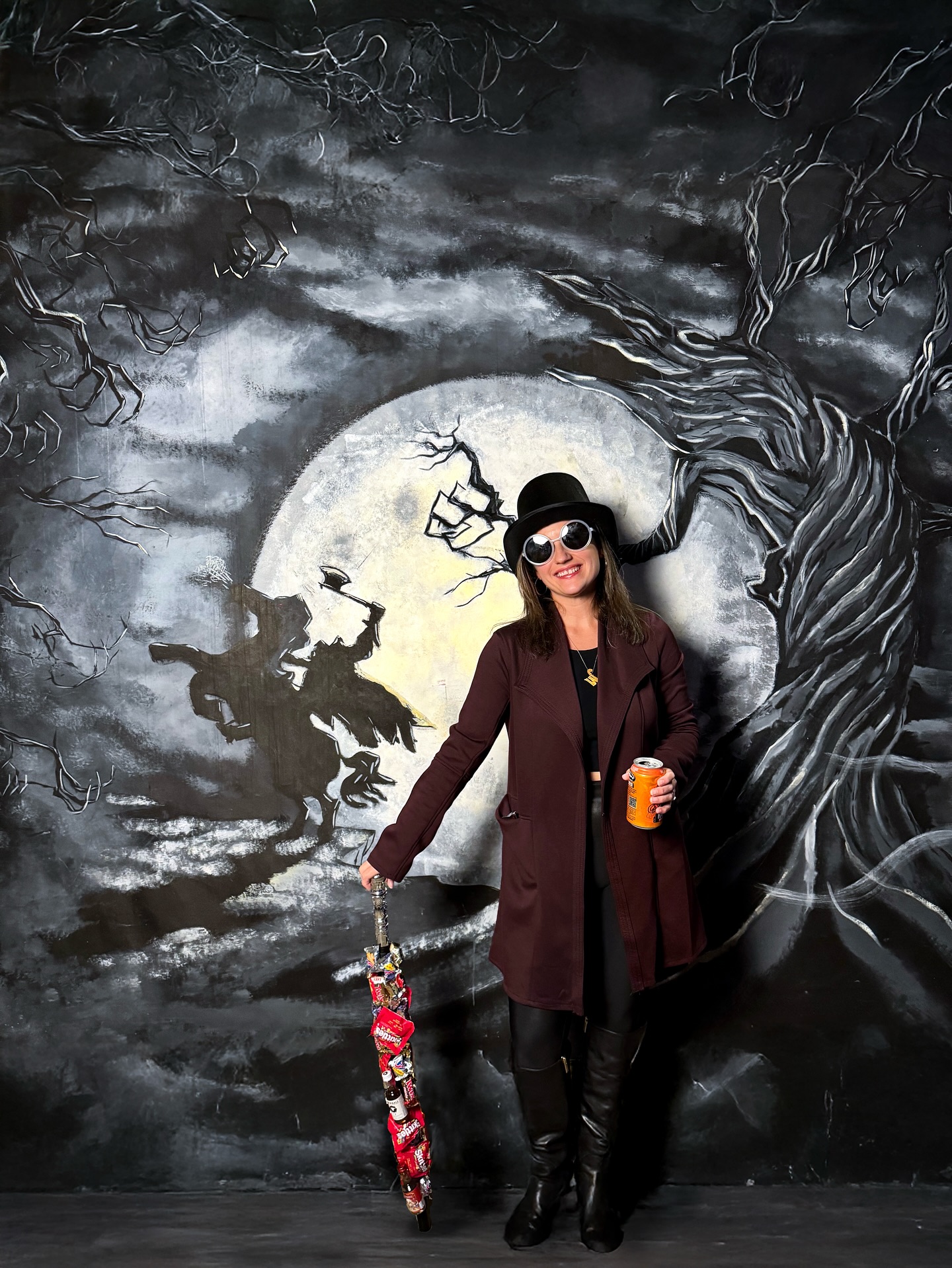 Happy Halloween 🎃 🍫
#willywonka #candycane
shout out to @fortuneartist for the badass background!