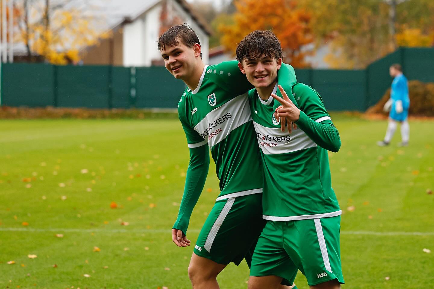 Wir beenden die Hinrunde auf Platz 2! 🔥💚
Nachdem wir uns am Wochenende mit 2:1 gegen den @fc_unterfoehring durchsetzen konnten, geht die Hinrunde zu Ende.
2 Tore von Murat und Sanel reichten zu einem Heimsieg, bei bestem Fussballwetter 🌧️⚽️
Nun geht es vor der Winterpause weiter mit den ersten Spielen der Rückrunde und es ist noch eine Menge zu holen! Deshalb kommt gerne am Freitag den 31.10.25 zur Poschinger Allee und feuert unsere Jungs auch bei den kalten Temperaturen an💪
#Murnau #TSV #Edid #drachen #explore #Landesliga #Team #fy #amateurfussball #fussball #foryou #oberland #dragons #jugendforscht #news #affengeil #eimmalDracheImmerDrache #🐉 #vizeherbstmeister