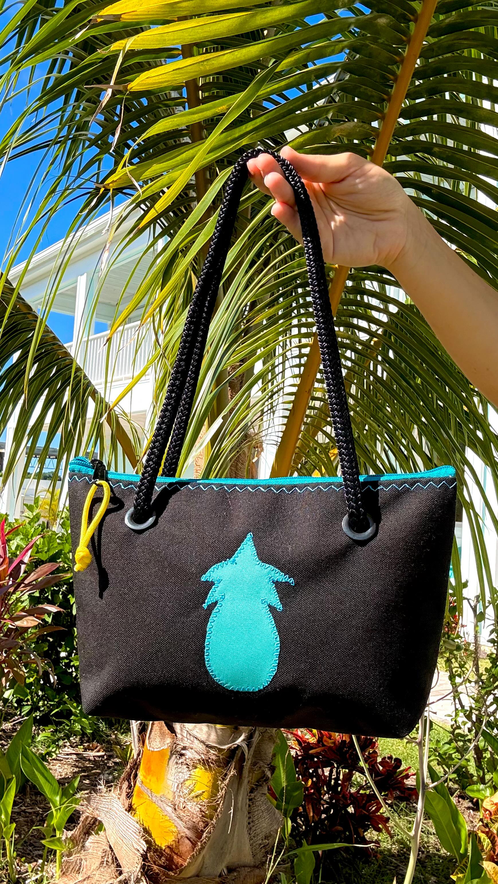Our Sophisticated Lady Purse can hold all of your tings! 🍍🇧🇸