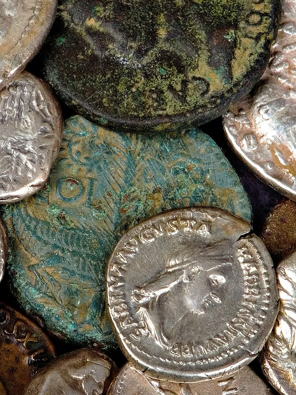 This time last week over 68 billion dollars was spent in India celebrating Diwali - the Hindu festival of lights! Perhaps The Reading Den’s wild card choice is one for your book club. ‘The Golden Road’ is a fascinating new book by William Dalrymple, the acclaimed writer and contemporary historian of India. Most notably remembered for his books about the Moghul empire and the British Raj, ‘The Golden Road’ is now in paperback and makes an alternative book club choice - especially if you are curious about the role of India on the rest of the world. See profile for our review. May not appeal to every book clubber but there are plenty of unexpected discoveries for all!
.
.
.
#williamdalyrmple #historyofindia #thegoldenroad #nonfictionbooksforbookclub #loveindia #instabook #bookstagram