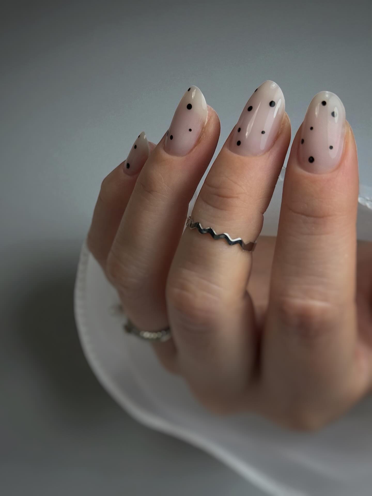 Un style minimaliste et raffiné ✨
📍Montastruc-la-Conseillère
#nails #manucurerusse #nailart #montastruclaconseillère #toulouse #onglestoulouse #nailsofinstagram #onglesmontastruc #ongles31 #onglesminimalistes #manucure #manicure #ongles #nudenails