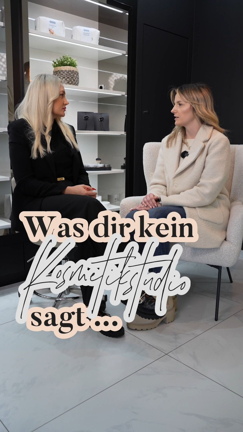 Was dir viele Kosmetikstudios über Permanent Make-up NICHT sagen …
Und ja – da werden sich jetzt vielleicht einige aufregen.
Aber: PMU ist nicht für jeden.
Und es sieht auch nicht bei jedem automatisch gut aus.
Viele Studios sprechen nur über das Endergebnis – perfekte Brauen, volle Lippen, feiner Lidstrich.
Aber was ist mit den Hauttypen, bei denen die Farbe schlecht hält?
Was passiert, wenn zu tief gestochen wird – oder die Technik nicht sitzt?
PMU ist keine Spielerei.
Es ist eine dauerhafte Pigmentierung in deine Haut – und das gehört in professionelle Hände, nicht in die von Wochenendkurs-Absolventen.
Bei Winterstein Aesthetic schauen wir uns deine Haut ganz genau an, arbeiten mit modernen Techniken, geprüften Farben und viel Erfahrung – und behandeln nur, wenn wir sicher sind, dass das Ergebnis langfristig schön bleibt.
Denn du trägst es jeden Tag im Gesicht – da gibt’s keine Kompromisse.