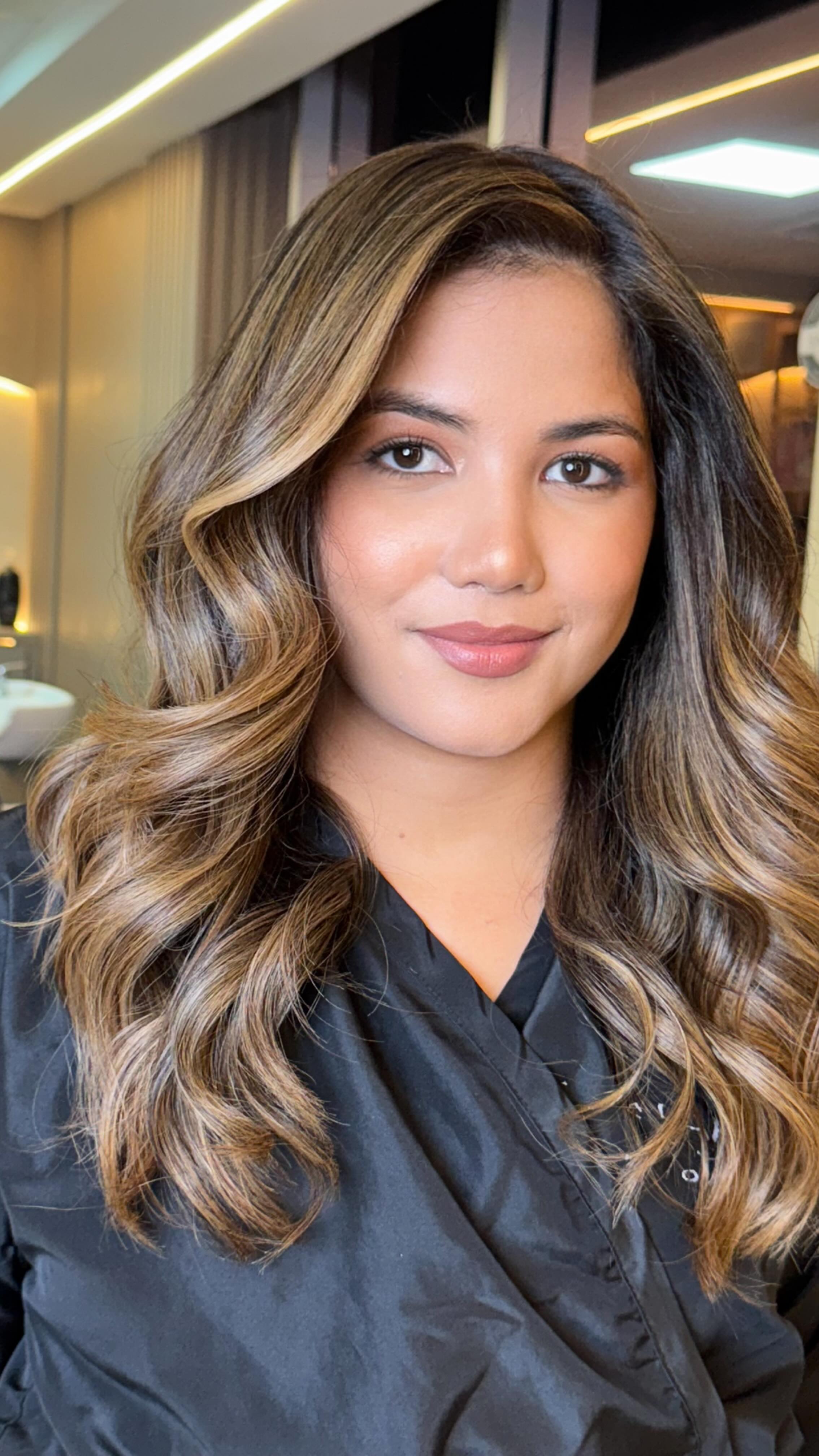 Una melena que captura la luz desde cada ángulo. ✨
El equilibrio perfecto entre arena, miel y un toque beige que realza su tono de piel y aporta naturalidad con elegancia.
Un brillo cálido, suave y sofisticado… hecho para brillar sin exagerar. 💫 @alfaparfmilanopro_panama
¿Lista para verte así de luminosa?
Agenda tu transformación en Jesús Tabarés Salón y vive la experiencia Lumière.
📍Ciudad de Panamá
#HoneyLumiere #TecnicaHibrida #JesúsTabaresSalon #BalayagePanama #AlfaparfMilano #ColorConPropósito