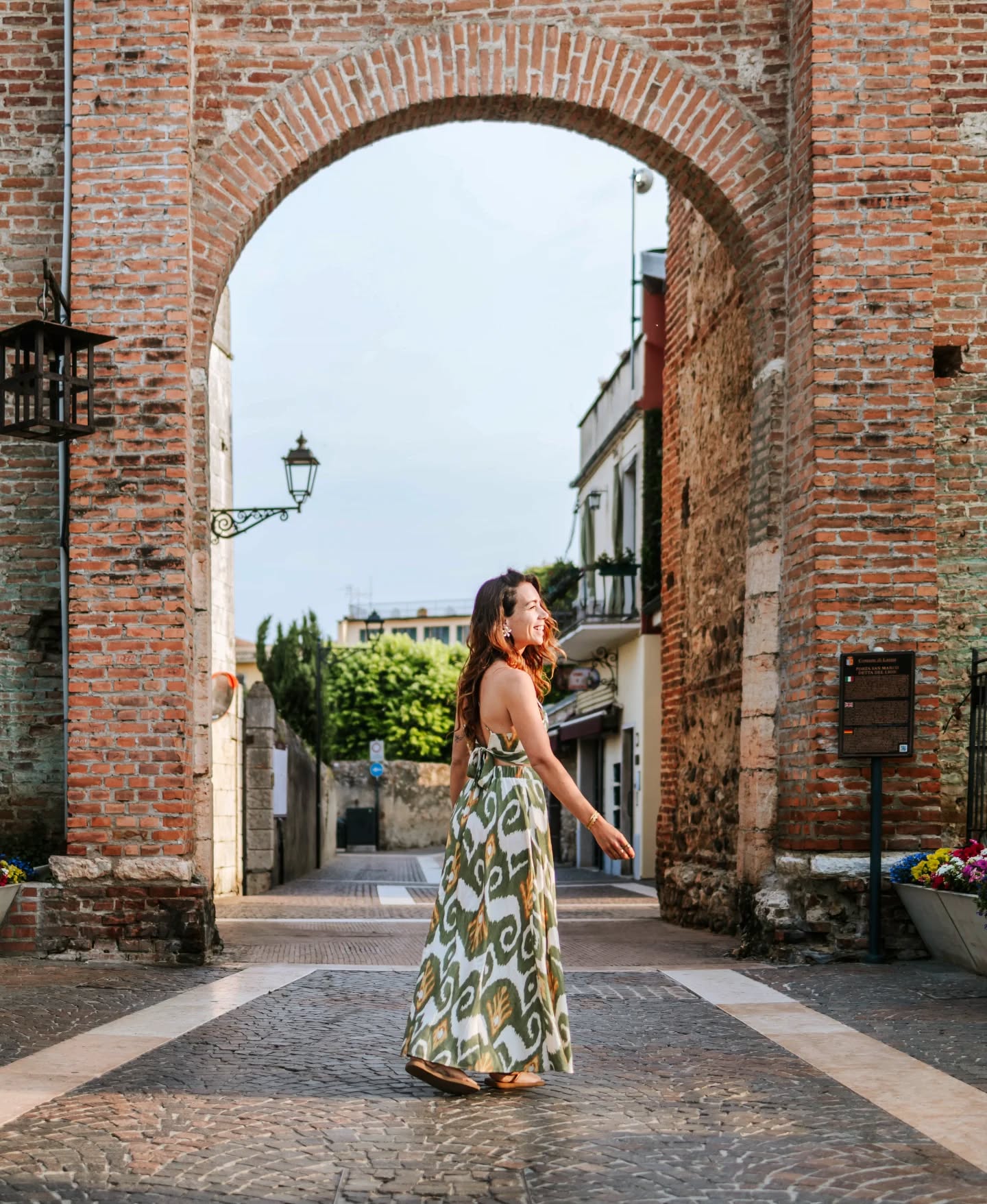 Wandering arround,
Ready to be found,
Through the streets of a charming town,
Smiling with my mind.
I want to travel more often,
A calm voice speaks to me,
I want to see the world,
And simply be free.
And every time
I push these thoughts away,
They find their way back,
Ready to stay.
Want mijn verlangens lieten zich stilletjes horen,
Keer op keer,
En als ik ze dan weer opsloot voor even,
Hoorde ik ze even niet meer.
Dat was makkelijker,
Ik hoefde geen grootste stappen te maken,
Maar in mijn hart,
Bleef het kraken.
Ik wist dat mijn ziel wilde ontdekken,
Wilde groeien en wilde zijn,
Op zoek naar nieuwe plekken,
Nieuwe ervaringen groot en klein.
Nu sta ik hier,
En laat ik veel van mijn "oude" leven los,
Ik stap in een nieuw stukje van mij,
Open, nieuwschierig, gespannen en blij.
Een innerlijk weten hebben we allemaal,
Maar hoe lang duurt het voordat we luisteren?
Jouw intuïtie met liefdevol geduld,
Zal altijd blijven fluisteren.
Daar in de verte,
Voelend als een helder weten,
Weet jij wat je doen mag,
Je bent het niet vergeten🤍
#poem #poetry #schrijven #gedichten #gedachten #thoughts #intuition #energy #open #love #adventure