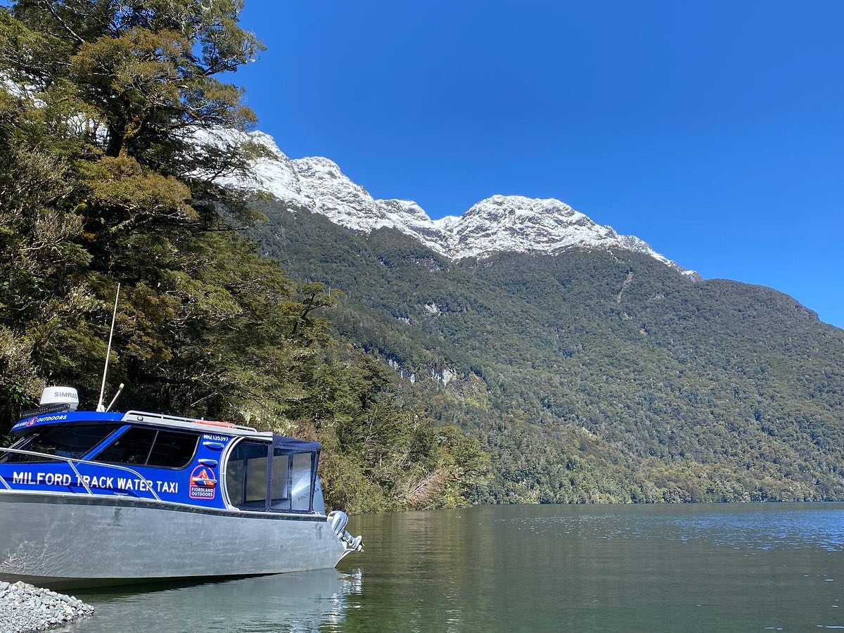 Thank you @fiordlandoutdoors for the amazing day walk through the stunning Milford Sound๐คฉ 10/10 experience! #milfordsound #teanau #teanaulakefrontbackpackers #newzealand