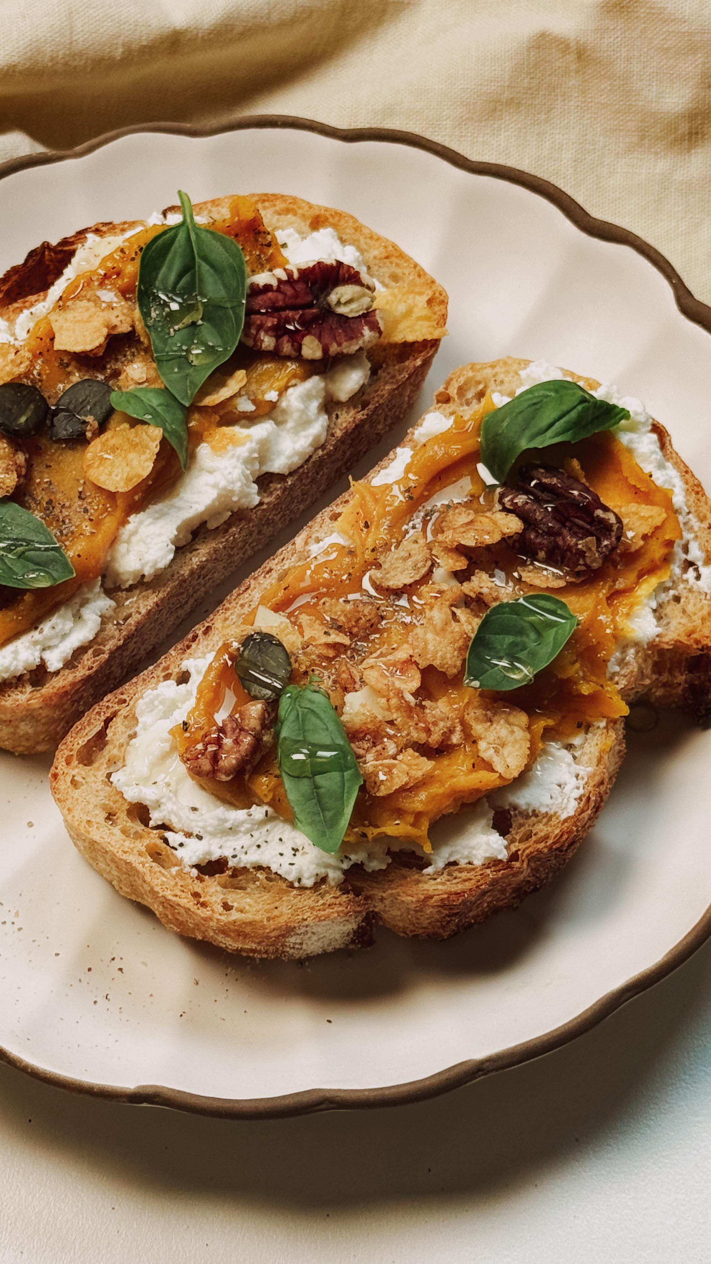TOASTS À LA RICOTTA ET À LA CITROUILLE 🎃🧡🍂
INGRÉDIENTS:
Tranches de pain au levain
Purée de citrouille
Ricotta
Sauge ou basilic
@lesgranolasdejenny
Sel
Poivre
PRÉPARATION:
▶️ Toaster les tranches de pain au levain. Tartiner les de ricotta, puis ajoutez une couche de purée de citrouille, mélangée avec un peu de miel.
▶️ Parsemer de sel et de poivre, puis ajoutez Les Granolas de Jenny et les herbes.
#lesgranolasdejenny #granola #pumpkin #recipe #recettefacile #sansgluten #glutenfree #toast #halloween #swissmade