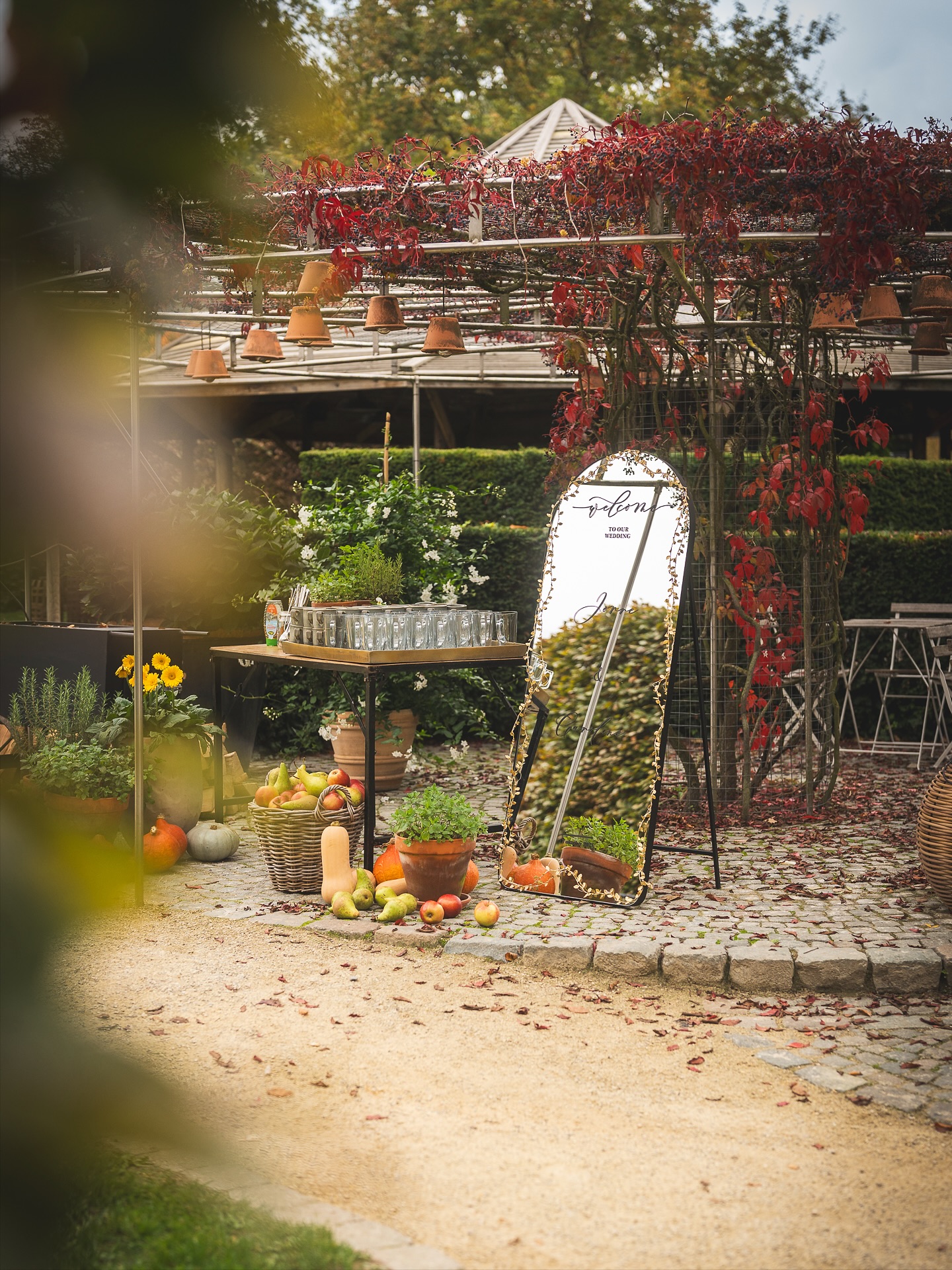 Het hele jaar door veranderen we met veel liefde en oog voor detail ons park mee met de seizoenen. Elk hoekje krijgt net dat tikkeltje extra sfeer. 🌿🍁❄️🌸
En wanneer gasten binnenwandelen en je hoort die eerste “Oohh” of “Wauw”, dan weten we weer waarom we dit zo graag doen.
We creëren momenten die je bijblijven, nog voor het feest goed en wel begonnen is.
Welkom in ons decor,
Welkom in Park Ven. 🤍