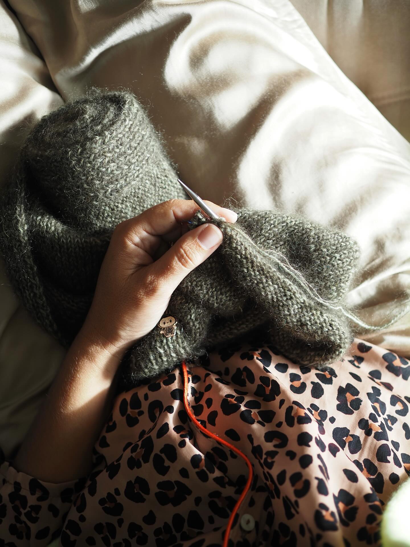 J’ai passé une partie de ce dimanche à tricoter la seconde version de ce prochain modèle. 🐊 Je sais déjà qu’il fera partie de mes favoris de cet automne hiver. Le test est aussi en cours pour vous permettre de peut-être le porter vous aussi.
Fils . @isageryarn
.
.
#atelieremilie #ateliermiliedesigns
#knitting #knitweardesigner #mohairaddict
#tricotété #summerknitting
#tricot #strikk tricot #jeportecequejetricote