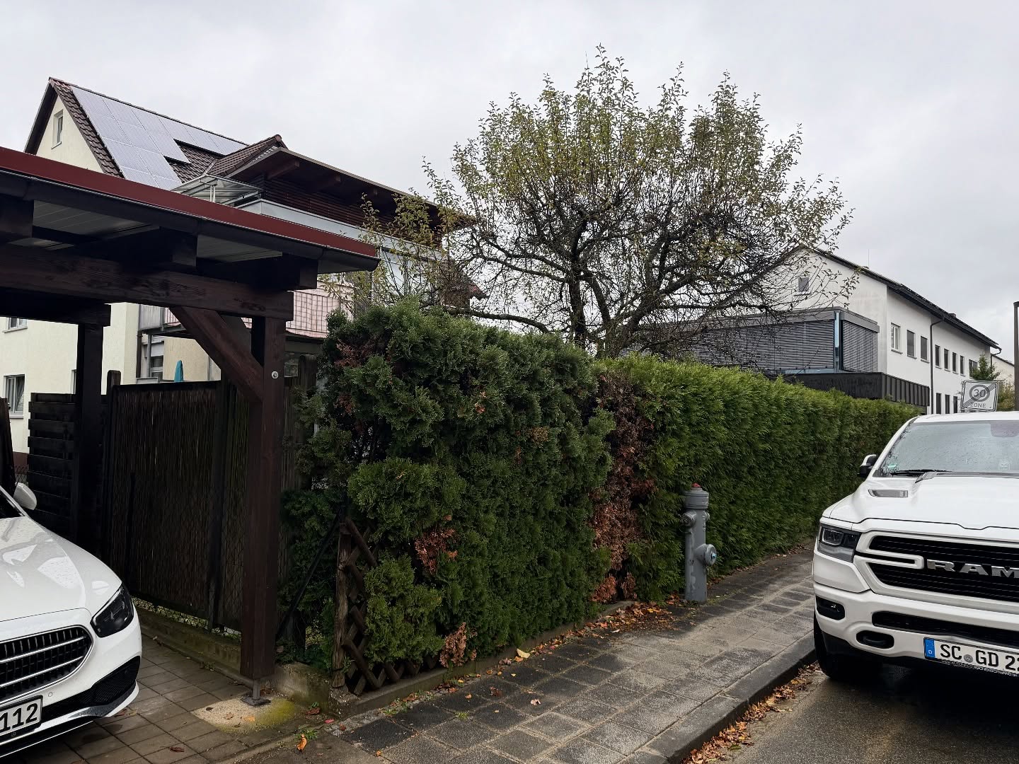 Und wieder eine fertige Baustelle. Hier mussten wir kurzfristig einem Lieferanten/Partner aushelfen.
Geplant wurde hier ein Sichtschutz mit Designelementen und einem Tor aus Edelstahl.
Die Hecke wurde gerodet, Pfosten aus Aluminium und Edelstahl gesetzt, Sichtschutz-Elemente befüllt und die Designelemente eingesetzt.
Demnächst wird hier noch gepflanzt.
#sichtschutz #fence #galabau #gartengestaltung