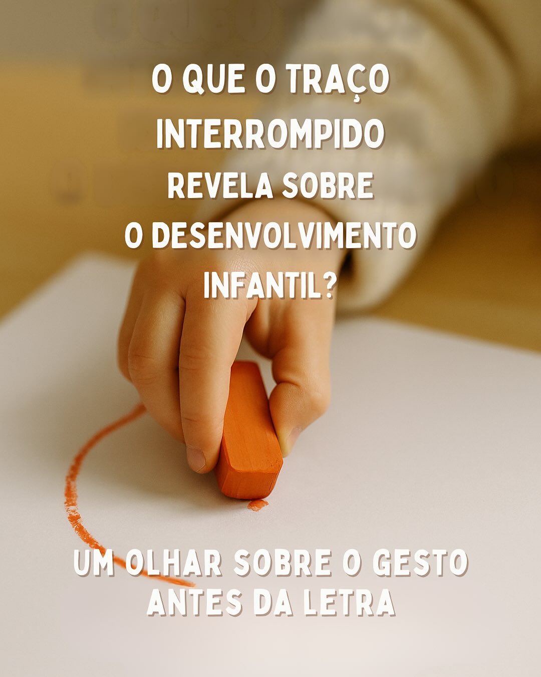 “Tenho uma criança com quase 6 anos que ainda não consegue fazer um traço contínuo…”
Esta pergunta chegou-nos de uma colega educadora no Brasil e trouxe consigo um tema muito mais profundo do que parece.
Na pedagogia Waldorf, o desenho é mais do que traço.
É gesto, vontade, corpo e expressão da alma.
E quando um traço se interrompe, o corpo pode estar a dizer:
“Ainda não estou pronto.”
Neste carrossel, partilhamos:
✔️ O que o traço revela sobre o desenvolvimento
✔️ Como o corpo prepara a mão para a escrita
✔️ O papel dos blocos de cera (e o erro dos lápis finos)
✔️ O impacto da pandemia nas crianças de hoje
✔️ O que observar e quando procurar apoio
✔️ E o que fazer antes de esperar o traço no papel
Vamos aprofundar tudo isto na nossa formação sobre Desenho Infantil e Prontidão Escolar
22 de Novembro | online
Partilha nos comentários:
Já observaste crianças com traços interrompidos ou desenho bloqueado?