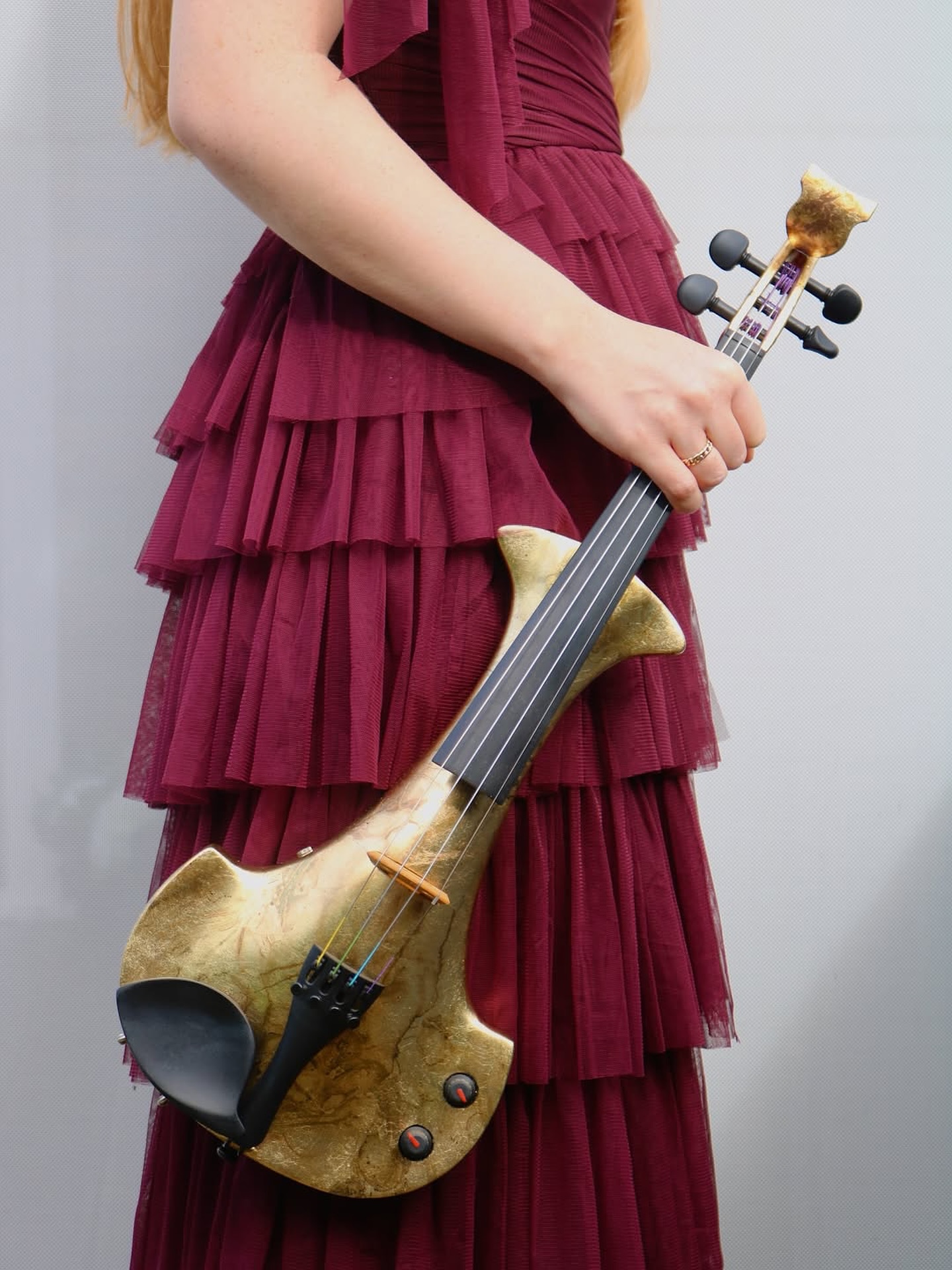 ‘Ain’t she pretty’ 💛🎻 @jasminemorrisviolin
Custom Bridge Aquila Dragon in gold leaf ✨
.
.
.
#BridgeViolins #ElectricViolin #Violinist #Musician #ElectricStrings #GoldLeaf #Dragon #AquilaDragon #CustomElectricViolin