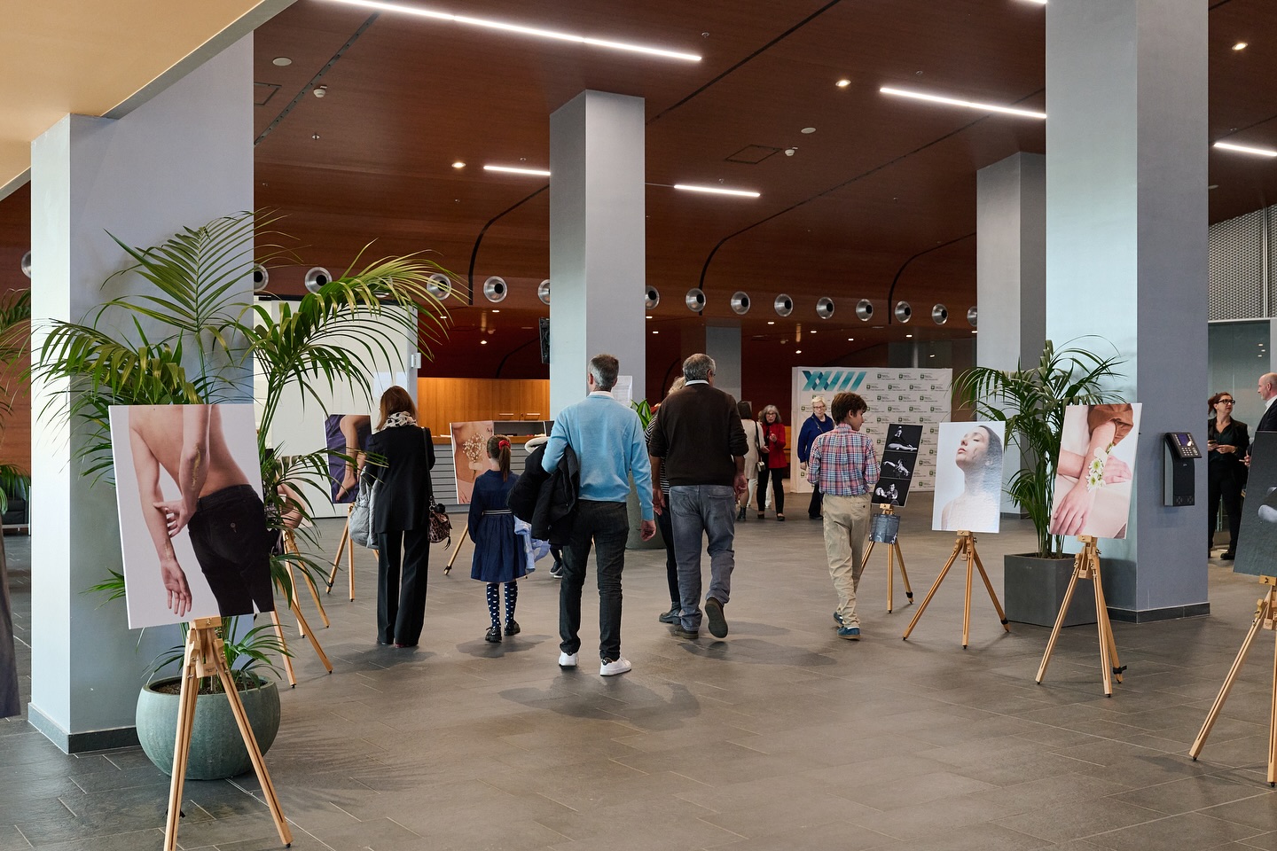 I primi scatti dal nostro concerto “NOTE DI VITA”
Prima dell’evento dedicato alla Cardiologia Pediatrica dell’Ospedale Papa Giovanni XXIII di Bergamo, il pubblico è stato accolto da una mostra fotografica che raccontava la nostra essenza: la resilienza.
Un percorso visivo nato dai progetti creativi di La Musica del Cuore APS — tra cui Oro, Fiori e Breaking Barriers — che trasformano le cicatrici in forza, e la fragilità in bellezza.
✨ Oro
Ispirato al Kintsugi, l’antica arte giapponese di riparare con l’oro ciò che è rotto.
Ogni ritratto celebra la vulnerabilità come un punto di luce: le nostre cicatrici diventano simboli di rinascita e valore, non di imperfezione.
🌸 Fiori – la resilienza della natura
Ogni fiore nasce dopo una tempesta.
Questo progetto rappresenta la forza silenziosa con cui la natura (e noi con lei) si rialza, anche dopo i momenti più difficili.
Un inno alla vita che continua, nonostante tutto.
🤍 Breaking Barriers – in collaborazione con Vector Spa
Un progetto che unisce arte, sport e disabilità, per ricordare che i limiti spesso sono solo negli occhi di chi guarda.
Un invito ad abbattere barriere fisiche e mentali, a riconoscere la forza che nasce dall’unione.
💫 Ogni scatto, come ogni nota del concerto, è un battito donato: un gesto d’amore verso chi lotta ogni giorno e verso chi sceglie di rinascere con noi.
‼️ Vi ricordiamo inoltre che per tutto il mese di NOVEMBRE, per chi non fosse venuto ma vuole comunque contribuire alla raccolta fondi, sarà possibile trains link GO FUND ME in BIO ✨
📸: @michelapedranti
#cardiologiapediatrica #ospedaledibergamo #papagiovannixxiii #concertobenefico #notedivita #lmdc