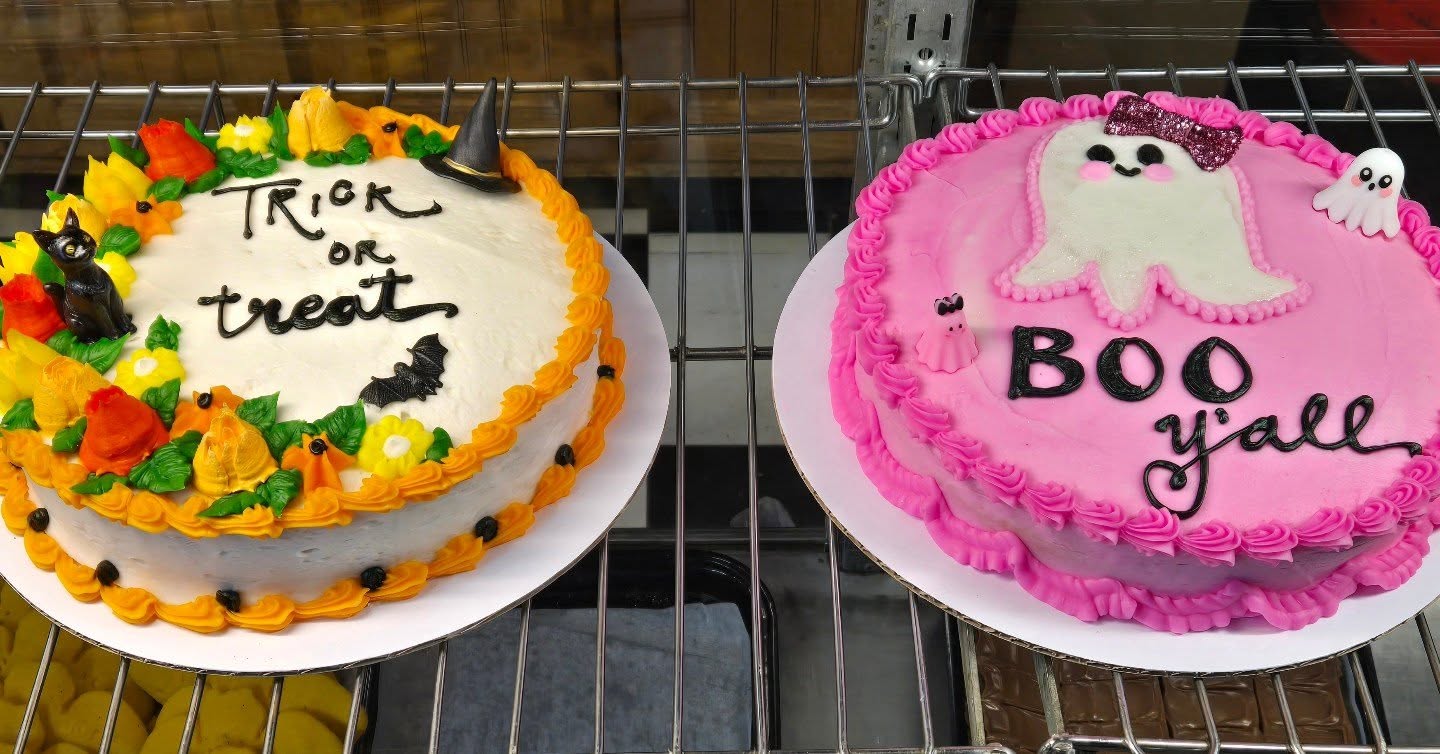 Cute little one layers in the showcase this morning!
#miladybakery #halloween #tifton #downtowntifton #familyownedbusiness #3generations #bakery #scratchbakery #cake #boo #spooky #booyall #trickortreat