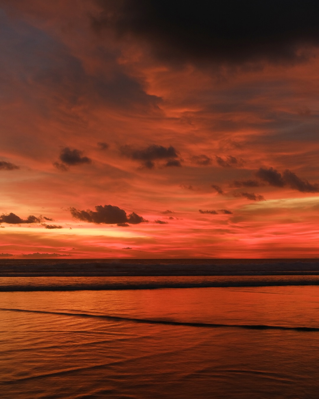 Days here blend seamlessly: lunch flows into a final sun-drenched cocktail, and evenings gather around the glow.
