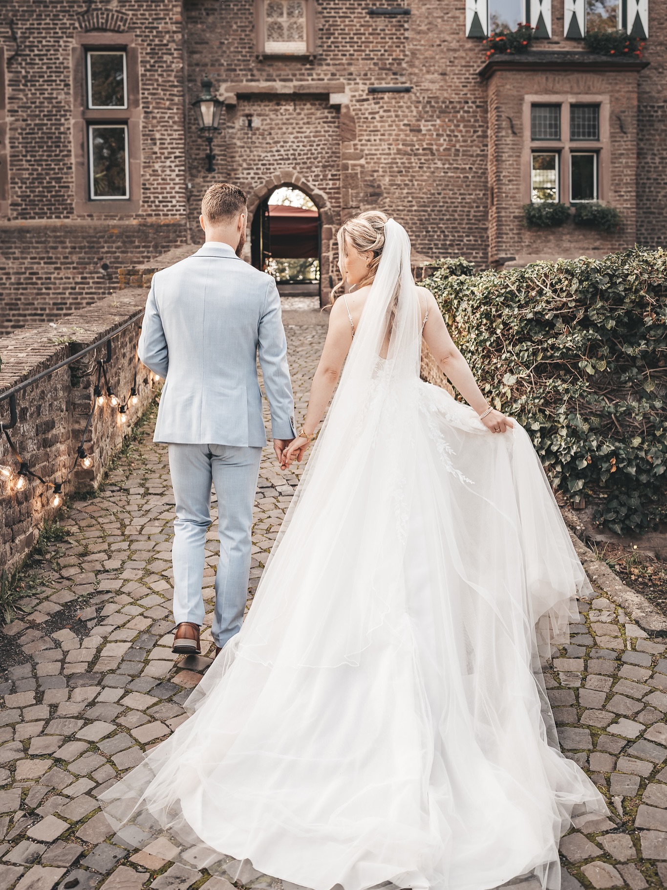 Heute hatte ich ein Kennenlernen mit einem ganz lieben Brautpaar, das nächstes Jahr auf Burg Konradsheim heiraten möchte.
Und sofort war ich wieder in Gedanken bei dieser wunderschönen Sommerhochzeit von Nina & JP vom letzten Jahr – die Sonne, die Stimmung, all die Emotionen… einfach ein Tag voller Liebe und Leichtigkeit✨
Ich liebe solche Begegnungen – wenn man direkt spürt, dass da auf beiden Seiten ganz viel Herz für besondere Momente steckt. Egal, wohin der Weg am Ende führt – allein solche Gespräche erinnern mich jedes Mal daran, warum ich meinen Job so liebe🥹
#hochzeitsfotografköln #burgkonradsheim #burgenland #märchenhochzeit