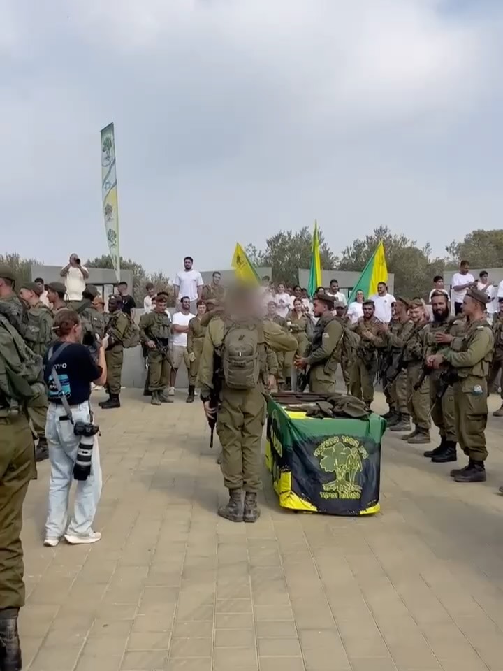 איתי חיים שלי , איזה שבועיים מטלטלים עברנו , רכבת הרים מטורפת אבל היום זה היום שלך ורק שלך , סיימת מסע של 8 חודשים קשים ואין יותר גאים מאיתנו ,אין הרבה ילדים,אחים שהיו ומסוגלים לעבור את מה שעברת וכמובן בענווה , אהבה,געגועים שלרוב שמרת חזק בפנים, ועם חברים ( אחים ) לחיים.
אני רוצה שתדע שאנחנו הכי גאים בך וידעים שיצאת למסע הזה בתחושה שלא משנה מה יקרה את המסלול אתה עובר , היה לנו מאוד מאוד קשה היום שהענקתי לך את הכומתה של עומר ההתפרקות של שנינו בליווי כל הגדוד שאני מצטער שגם בכה בגללנו יצאה מכלל שליטה וטוב שכך , אתה נושא היום בגאווה את הכומתה החומה של אחיך של עומריקו שלנו והיא צמודה אליך לכתף כל היום , אני בטוח שעומר היה איתנו בטקס היום והיה הכי גאה בך , אני אוהב אותך הכי בעולם ורק מתפלל כל יום כל היום שרק ישמור עליך מלמעלה , תמשיך להצליח בגדול, אוהב אבא ❤️