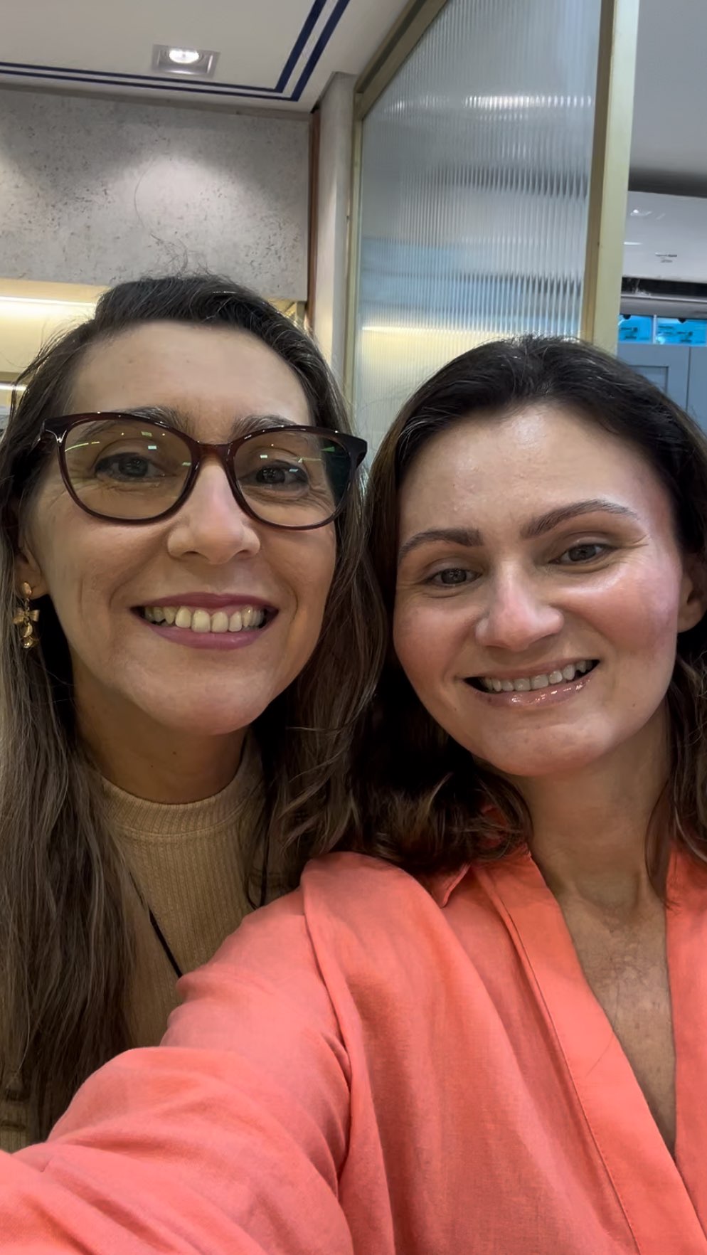 Esse é um depoimento sobre confiança e vocação.
Emília e eu nos conhecemos na catequese a longos e bons anos, dividimos durante a caminhada a amizade a coordenação, um serviço precioso, por amor a Deus no despertar da fé dos pequeninos, ela foi uma grande incentivadora a buscar meu propósito de vida como profissional: o cuidado, o zelo com o outro e levar alegria do sorriso único e puro.
Obrigada pela confiança e por ser luz para tantas vidas minha amiga.✨🩵🤍
#saudebucal
#dentistawstc
#dentistadeconfiança