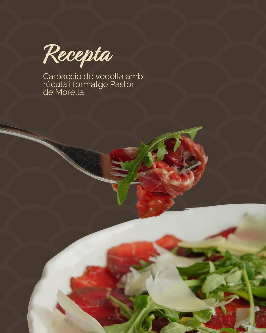 Un plat fresc, lleuger i amb tot el sabor del nostre territori.
🍖 Fes làmines molt fines de vedella i col·loca-les en un plat gran.
🧀 Afig el teu formatge Pastor de Morella preferit.
🌿 Amaneix amb un raig d’oli d’oliva verge extra, sal i unes gotes de llima.
🥗 Pots completar-ho amb rúcula fresca i fruits secs.
Un mos senzill, mediterrani i que mai falla.
#pastordemorella #elsportsésautèntic #morella #elsports #formatgeartesà