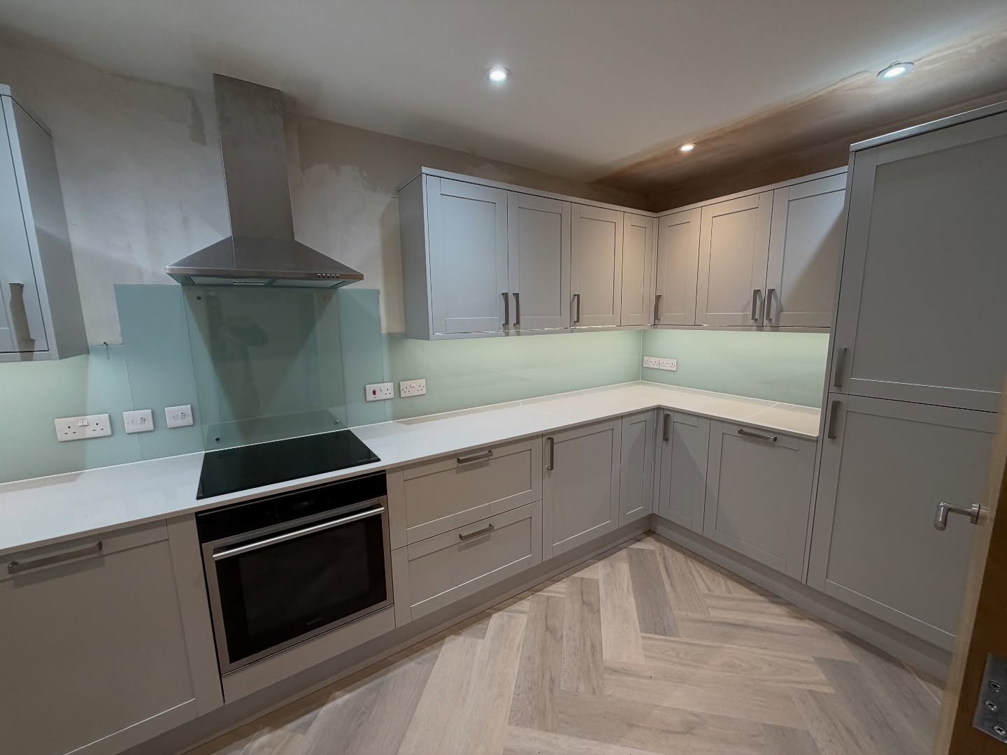 Before and after of a recent kitchen transformation ✨
The original kitchen didn’t have much usable space and the dining area was small and dark. We moved the internal wall to create a more functional kitchen and an extended living room with space for dining.
A fully fitted Howdens kitchen was installed along with herringbone flooring throughout the entire ground floor.
Other work included all plastering, electrical, and plumbing, as well as new internal doors and skirting.
#carpentry #homeimprovement #kitchen #herringbonefloor #building #howdens