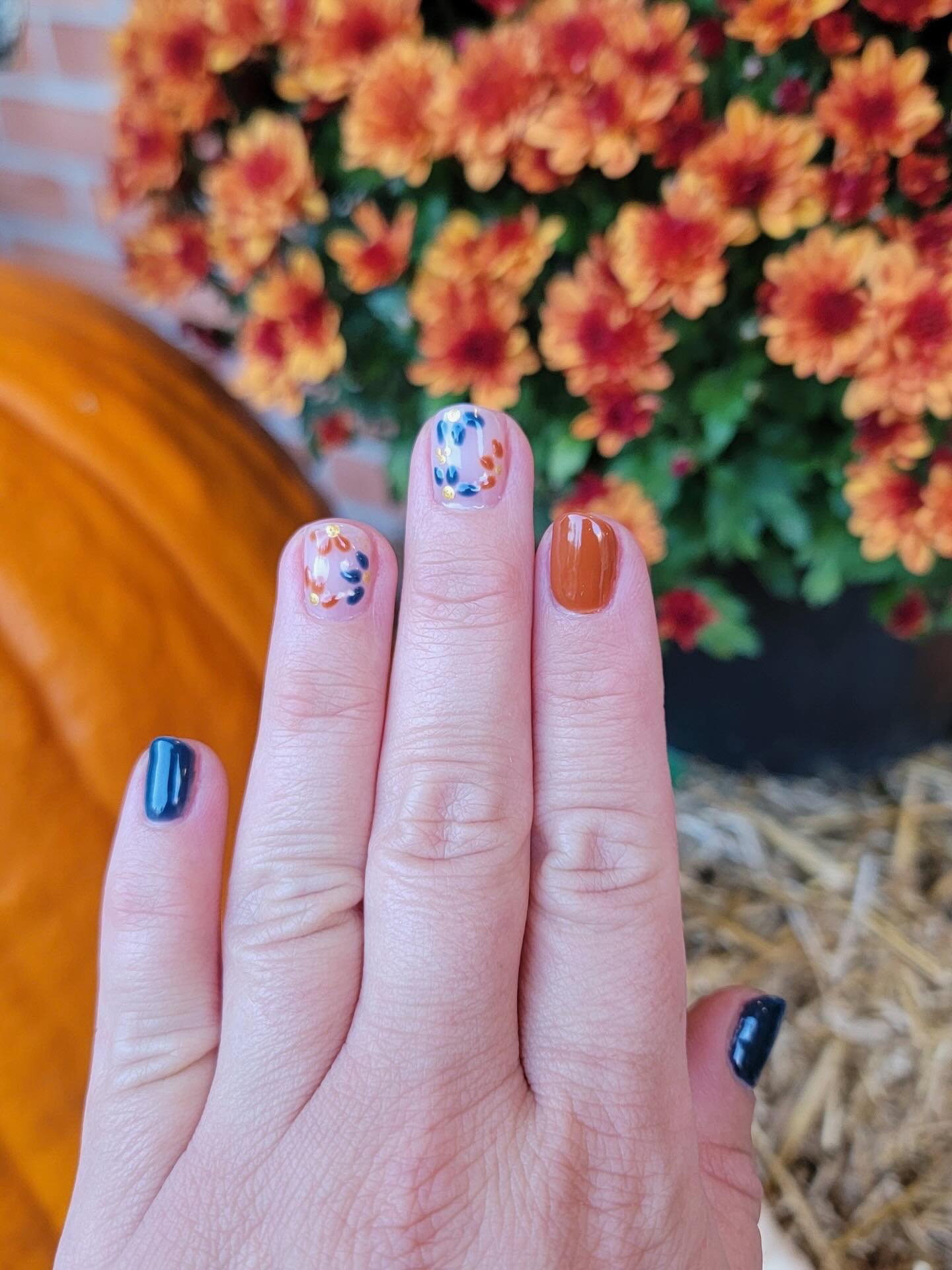 🎃 Good morning! Escape this gloomy rainy day with a 💅NAIL or WAXING APPOINTMENT with Anna, 😍LASHES with Gabby ($25 off!), a 🧖♀️ SPA DAY with Alina or a 🎨Haircut/Color/Highlight with Kalsey at 2pm & Erin at 2:45pm!