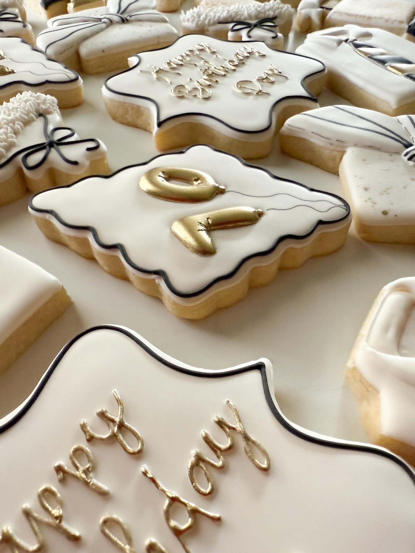 I was so happy to make cookies for this milestone birthday and family celebration ... Happy birthday, Tom!
ā¦
ā¦
ā¦
#somecookiesbecause_byduveen #decoratedsugarcookies #decoratedsugarcookiesofinstagram #lincolnnebraska #lincolnccokies #nebraskacookiers #geschenkeausderküche #backenmitliebe #70thbirthdaycookies #shirtandtiecookies #birthdaycookıes #presentcookies #partyhatcookies #cakecookies