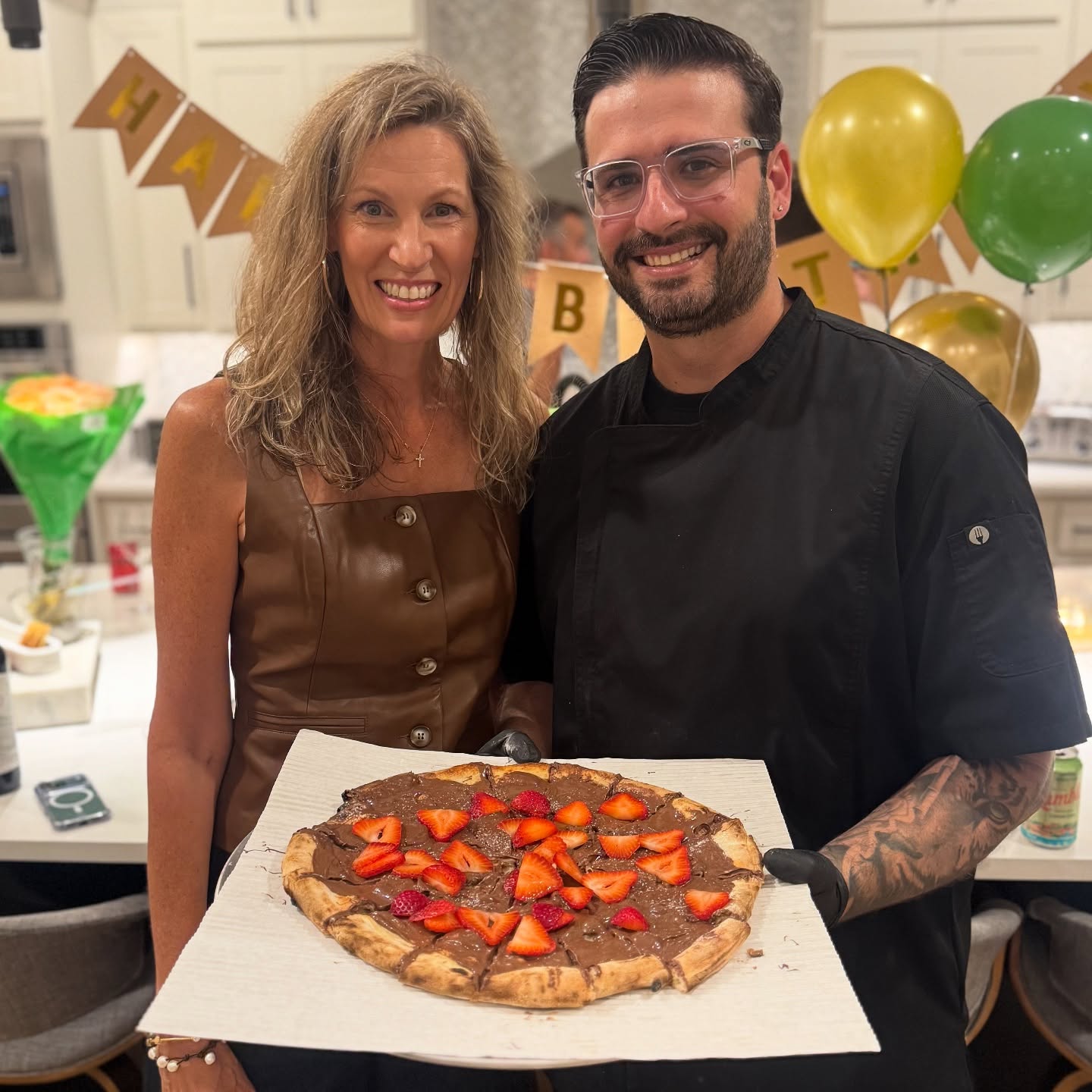 Yesterday we had the joy of celebrating Deborah’s birthday and officially welcoming her to Texas! 🎉🍕
We created a custom menu mixing Italian classics with Brazilian-style pizzas — but let’s be honest… the real star of the night was Chunk - in the picture.
No matter how good the pizza is… I can’t compete with those ears and that personality. 😄
Thank you for trusting us with your celebration. Here’s to new memories, new beginnings, and lots of pizza moments ahead!
#PizzaCatering #FrenchieLove #ItalianBrazilianPizza #AustinCatering #RoundRockTX #BirthdayCelebration #EventCatering #PizzaNight #FamilyTime #FoodieLife #TexasEvents #LocalCatering #PrivateChefExperience #PizzaParty