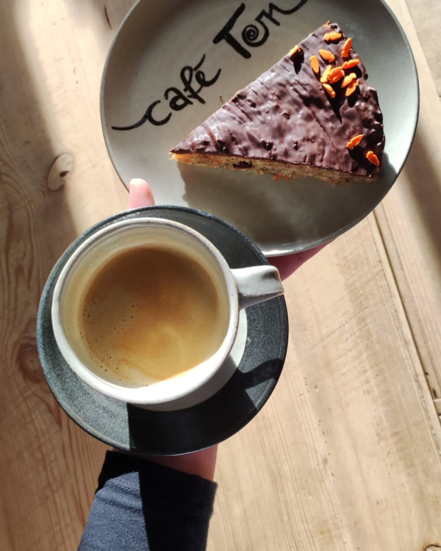 🥕 Karottenkuchen
❤️ Bei uns im café Ton gibt es jedes Wochenende ein wechselndes Angebot hausgebackener Kuchen und besten Barista-Kaffee!
☕ Die Öffnungszeiten & Veranstaltungen für den laufenden Monat findet Ihr
im Highlight "Aktuelles" hier auf Instagram und auf unserer website (link in der Bio).
Wir freuen uns auf euch! ❤️
#caféton #fabrikschleichach #keramikwerkstatt
#kaffeeliebe #kaffee #barista
#kuchenliebe #kuchen #kekse