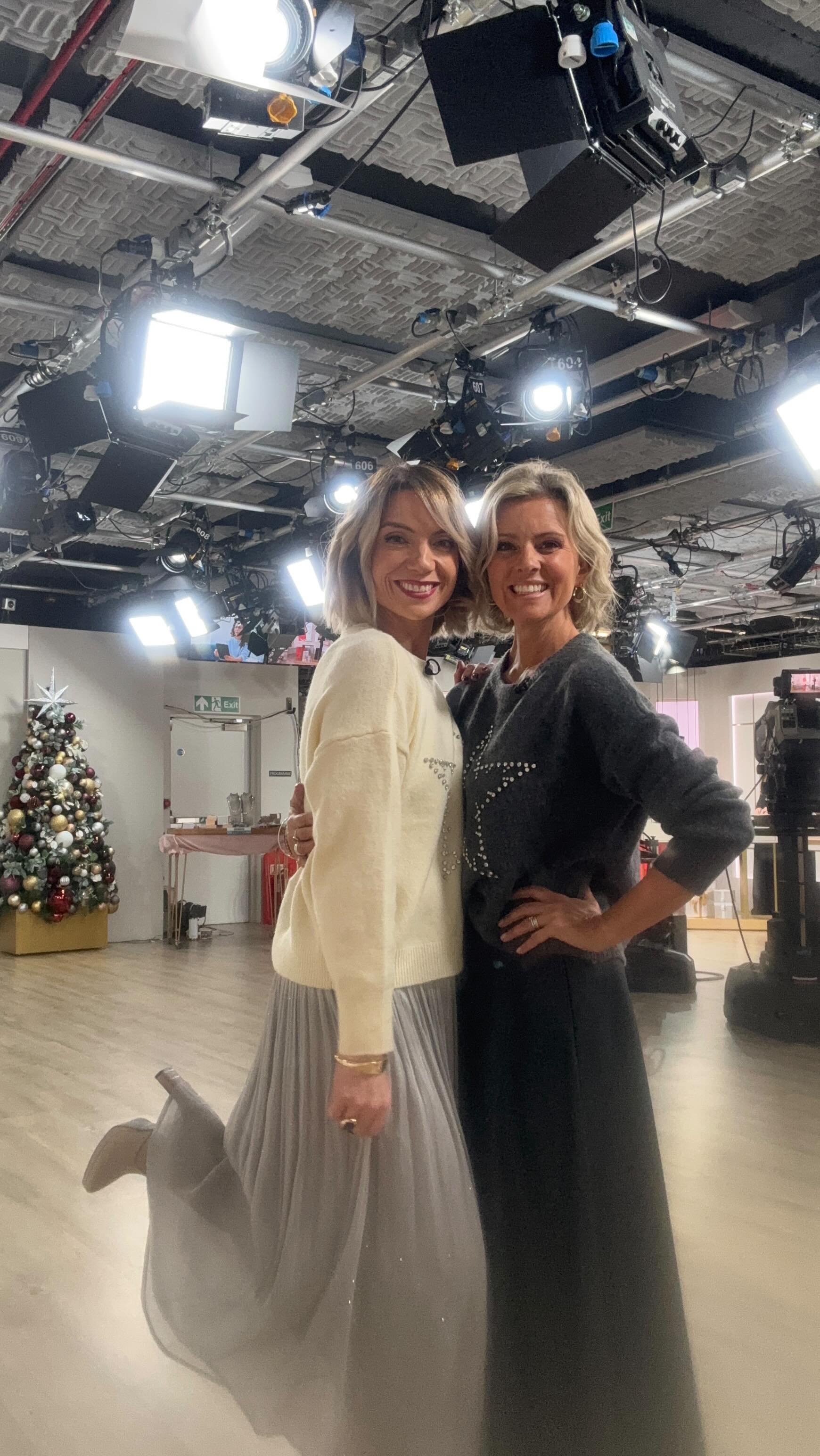 Need some inspiration for Christmas party wear?🎄
Two fab shows today @qvcuk with beautiful party pieces and so much sparkle, faux fur and velvet! ✨
Thank you to the whole team for making it happen! @eilidhnairntv @mecharliebrook @josefinrickan @lucyannecowen @rachelritfeld @lucyekent
Outfit 1:
Black Sequin jacket and trousers @sosandar
Shoes @dune_london
Outfit 2:
Wine colour wide leg trousers @tkmaxxuk
Blue stripe shirt @hm old
Outfit 3:
Sparkle star jumper @only_official
Faux leather circle skirt @sosandar
#fashionstylist #tvpresenter #aw25 #wiwt #livetv #personalstylist #christmas #partywear