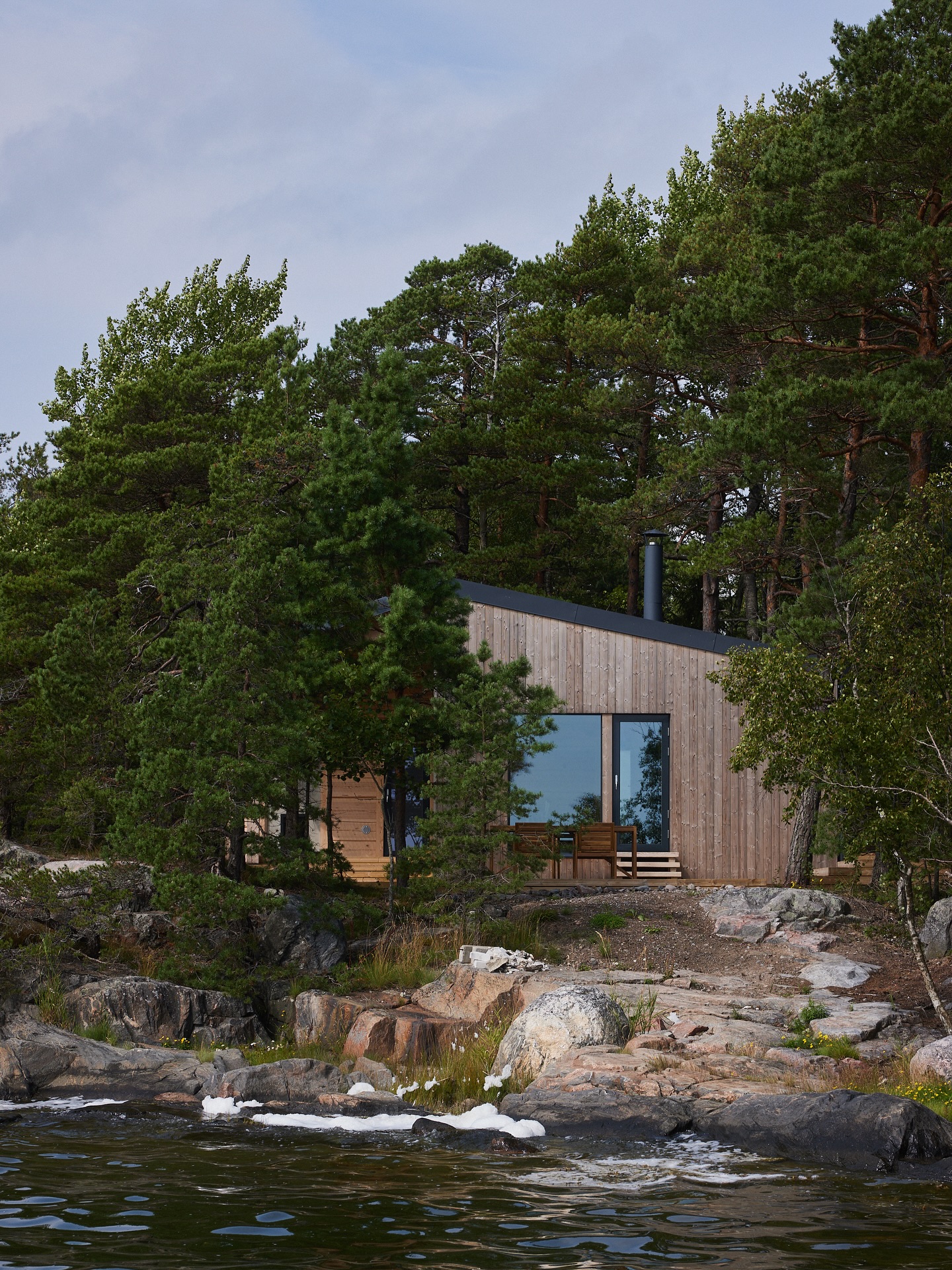 Have you ever experienced a sauna like this?
For some, it is a place for cleansing. For others, a sanctuary for recovery and calm. In Finland, the sauna is a cultural cornerstone, a seamless integration of purpose, atmosphere, and craft.
We are proud to have designed saunas like this one in Ekenäs archipelago, a design that reflects the harmony between Nordic tradition, nature and contemporary architectural expression.
A few design details worth mentioning is the frame that is made of hand-hewn logs from S-Trä and the facade is partly logs, partly clad with Lunawood’s heat-treated panels with hidden fastening.
#sauna #bastu #saunaculture #nordic #architecture #handhewn #timmerhus #archipelago