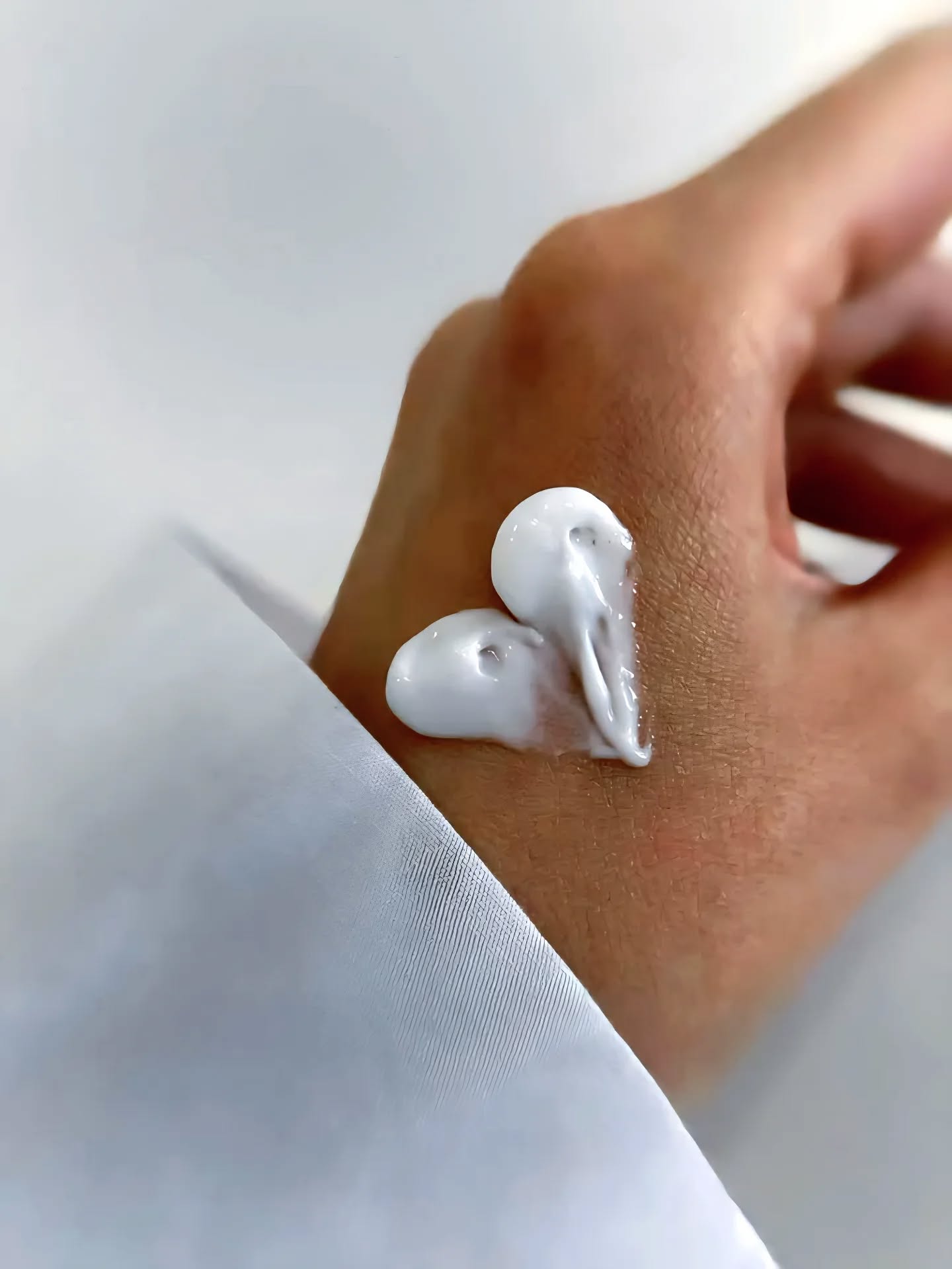 Légère, onctueuse et non grasse, Rose Bloom hydrate, équilibre et régénère la peau tout en apportant fraîcheur et éclat. Formulée avec l’huile et l'eau de rose de Kelaa M’Gouna, reconnue pour ses vertus anti-âge et réparatrices, elle protège les épidermes fragilisés et soutient un commerce équitable avec les femmes cueilleuses de la Vallée des Roses