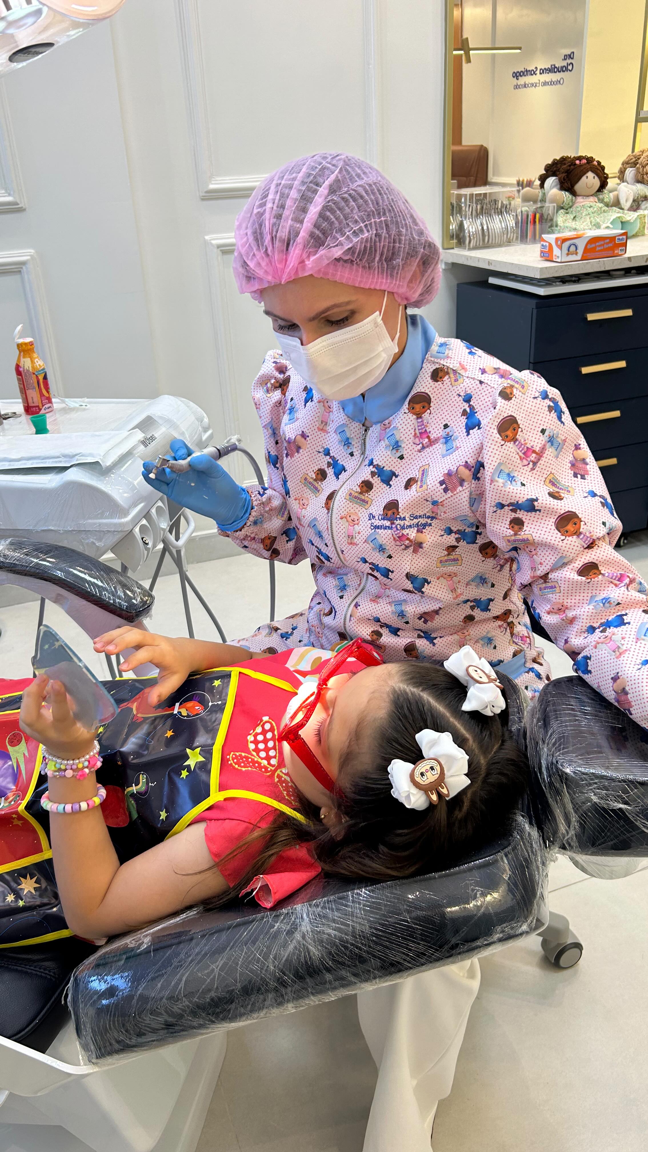 A primeira vista ao dentista deve ser tranquila e acolhedora. A criança tem a percepção do que é agradável e seguro, ou desagradável e doloroso.
Não deixe a dor decidir quando levar seu filho na primeira consulta com um dentista.
Agende uma visita e faça como Alice, mantenha um sorriso saudável.
Gratidão a todas as crianças que passaram por aqui no mês de outubro. Bjs da tia Clau 😘
#ortodontistafortaleza
#saudebucal
#criançasendocriança 🍭🍭🍭