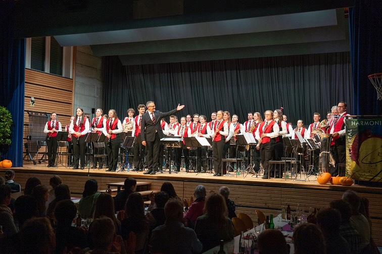 Jahreskonzerte 2025 🖤❤️🎶
Herzlichen Dank für euren Besuch am vergangenen Wochenende! Wie haben uns sehr gefreut, so viele Besucher/-innen begrüssen zu dürfen.
Vor der Winterpause geht es nun mit den Proben für das Jahresgedächtnis vom 8. November in der Pfarrkirche Hitzkirch weiter.
Bis bald,
eure HMH
#hmh #harmoniemusikhitzkirchertal #jahreskonzerte #danke #bisbald