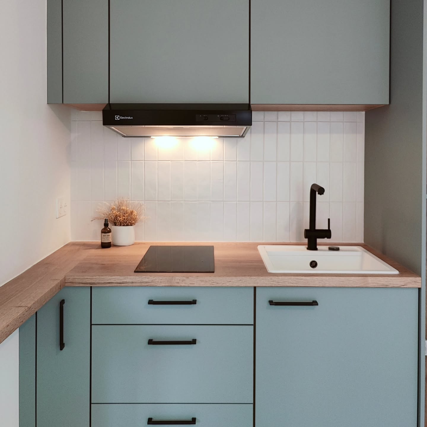 Avant / Après Mini coin cuisine pour studio en locatif à Cabourg.
Façade vert sauge, poignées noires, plan bois.
#architectureinterieure #architecteinterieur #chantier #realisation #renovation #kitchen #cuisine #studio #cabourg #travaux #designerinterior #decorateur #designespace #interiorarchitect #interiordesign #normandie #agencement #conception