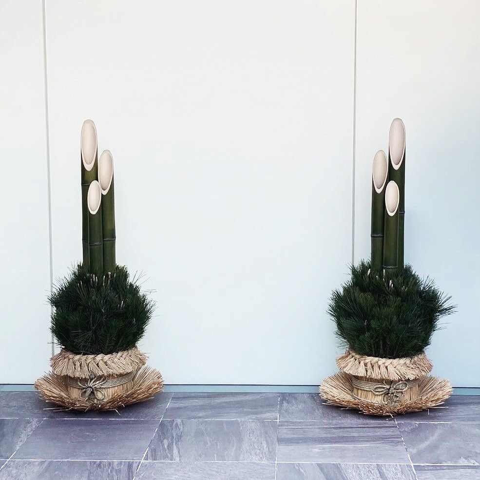 今年も来ました、門松のご案内です。
TLSで御納品するのは、竹と松と藁のみの非常にシンプルな門松です。
高さは2.5尺(75cm前後)〜8尺(2.4m前後)までご用意可能。
小さなものから見上げるくらいのものまで受注生産致します。
お問い合わせはDMもしくは
info@landscapers.jpまで。
年々竹の生産が減り、作り手も減り、置く場所も減って。
いつまで国産の竹を使って伝統的な手法でもって作っていけるのかわからないのがこの門松です。
ぜひ新年の縁起物として。
これをベースに装飾を追加されたい方もご相談くださ。
#お正月 #歳神様 #門松
#日本製