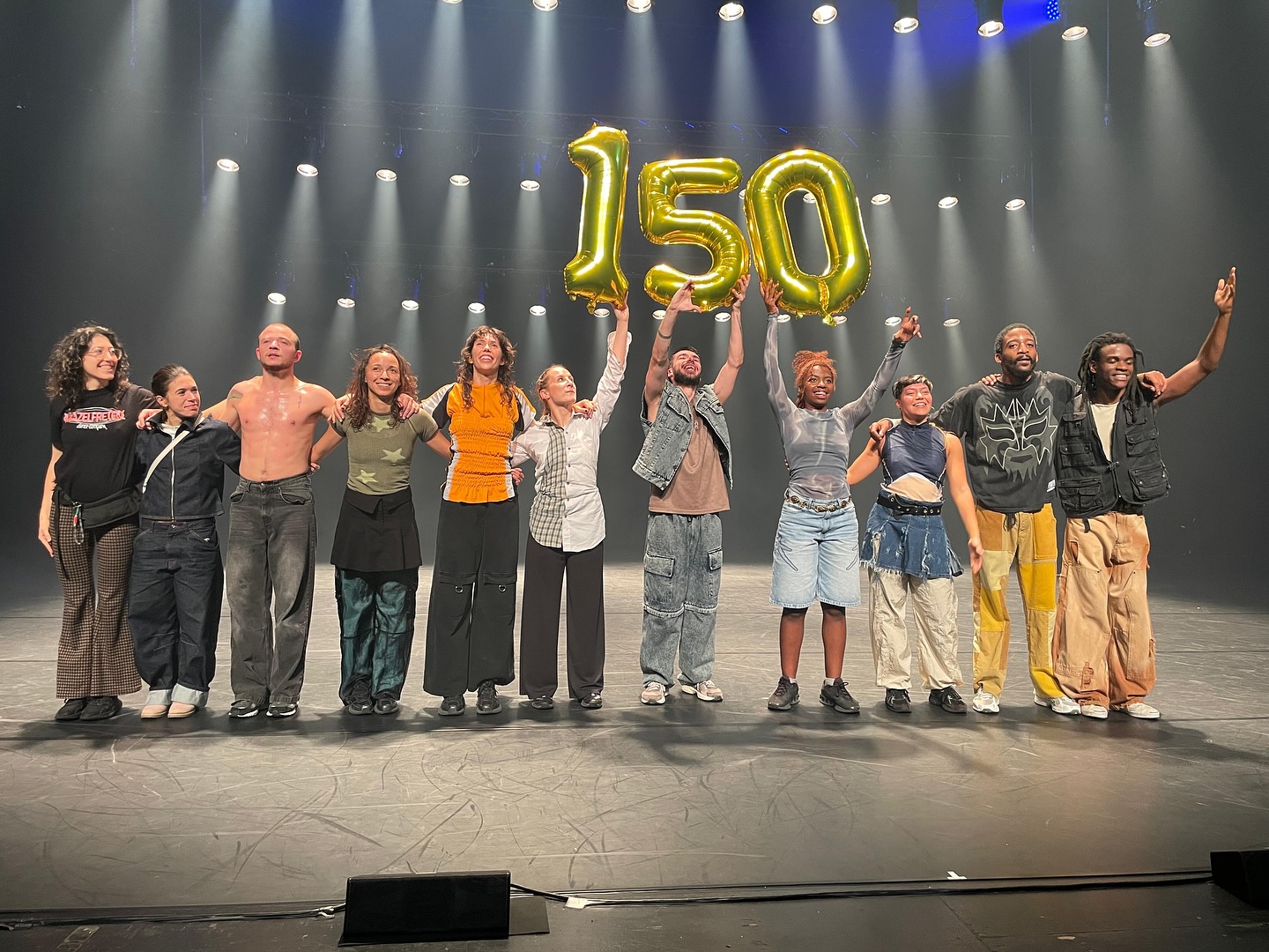 150 ème ❤️🔥 @kampnagel_hamburg
En lançant ce projet Rave Lucid, on voulait avant tout partager nos idées, gestuelles, inspirations. Et faire découvrir la danse electro.
Pour une première pièce de groupe, faire déjà 20 dates c’est top, 50 incroyable, 100 impensable alors 150 c’est une dinguerie.
On ne pouvait pas rêver mieux, merci à toute nos équipes, tous les danseurs.ses qui ont dansés sur ce show.