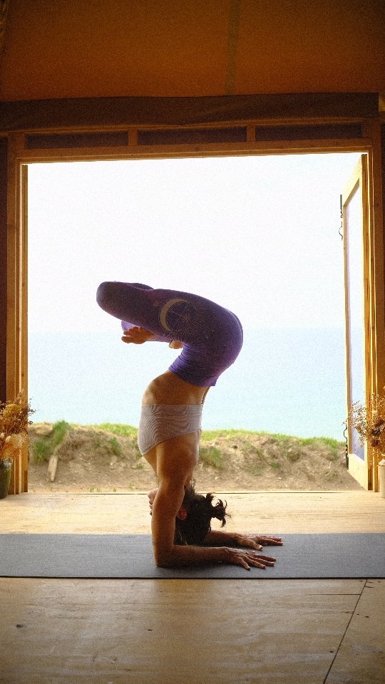 I absolutely love this drill for all my arms balances! It really gives your core and shoulders a good work out ✨
1. Set up is important - make sure your hand is further back than the elbow of the forearm that is down. It makes a right angle with your arm so you can balance your shin on it.
2. Place the block behind the hand so you can rest your foot on it. (To up level take the block away)
3. Inhale slide the foot back, exhale lift the hips and then leg.
4. Focus on squeezing elbows into the midline and press down through the forearm.
💜🙏🏽
#yoga #funkypincha #yogadrills #funkypinchadrills #armbalance #core #corestrength #yogacornwall