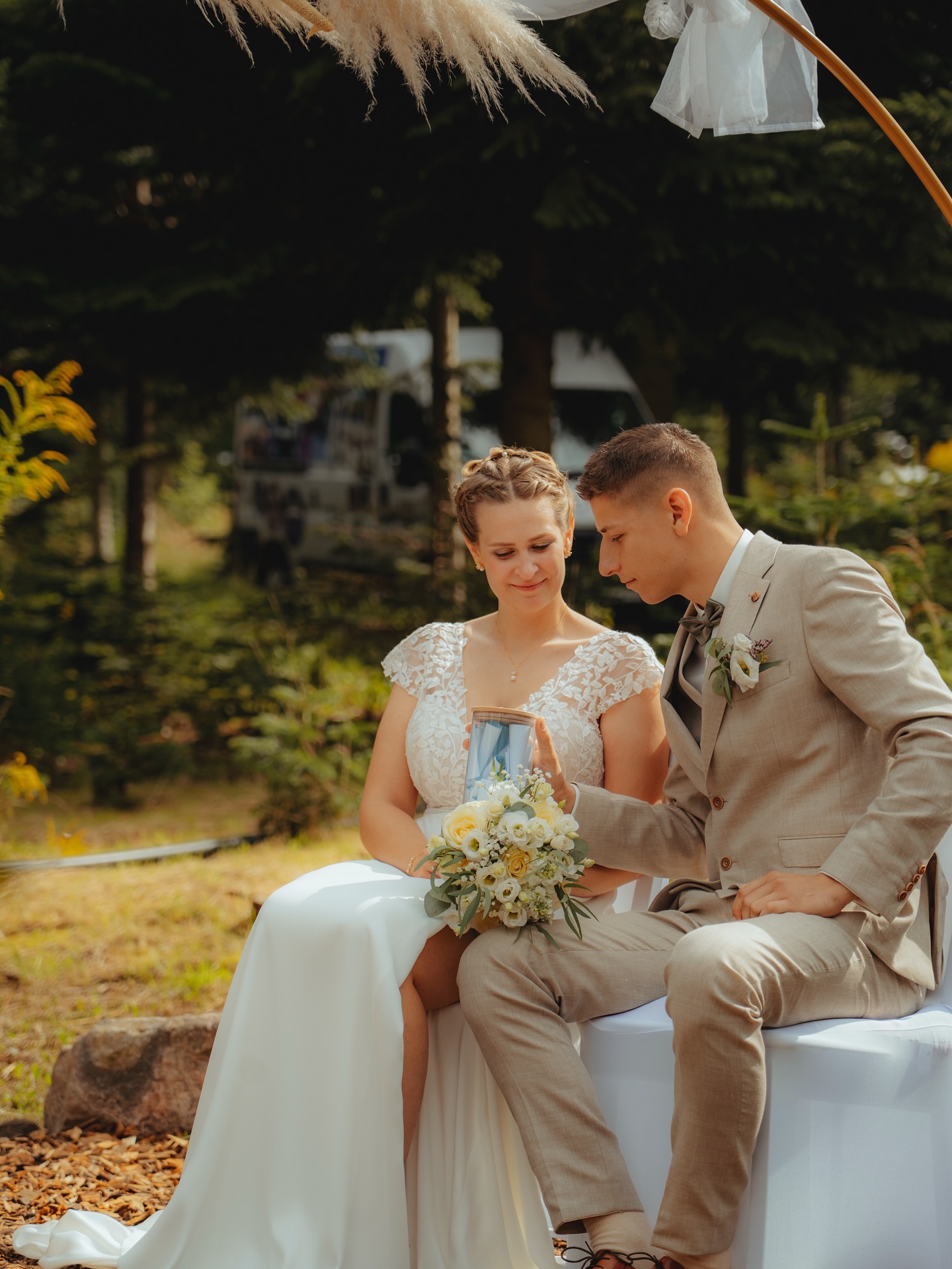 Eine Flaschenpost voller Wünsche. 💌🫧🌊
Noch bevor M & M sich das Ja-Wort gegeben haben, waren ihre liebsten Menschen schon gefragt:
Jede*r einzelne Gast durfte vor der Trauung einen kleinen Wunsch für das Paar aufschreiben – für ihre Ehe, ihr Miteinander, ihr gemeinsames Leben.
Keine schnellen Sprüche, kein Standard. Sondern ehrliche Worte von Herzen. 💭
Diese Zettelchen wurden in einem Glas gesammelt –
ihrer ganz persönlichen Flaschenpost.
Ein Herzensritual, das nicht nur schön aussieht, sondern auch tief berührt.
Während der Zeremonie durfte ich ihnen diese Flaschenpost überreichen.
Sie haben das Glas gemeinsam verschlossen – in dem Wissen, dass darin all die liebevollen Gedanken und Segenswünsche ihrer Lieblingsmenschen auf sie warten.
Ein kleines Schatzglas für große Worte.
In einem Jahr wollen sie es öffnen.
Und sich dann mit einem Lächeln, vielleicht auch mit ein paar Tränen, daran erinnern, wie viel Liebe an diesem Tag in der Luft lag.
Und wie viele Menschen es gibt, die an ihre Liebe glauben. 🤍
📸 @moniquejesse.photography
#trauungsritual #hochzeitszeremonie #freiezeremonie #ritualmitbedeutung #hochzeitsinspiration #hochzeitsmoment #weddingritual #hochzeitsidee #freietrauung
Traurednerin Anne Tausch - Freie Trauung Berlin