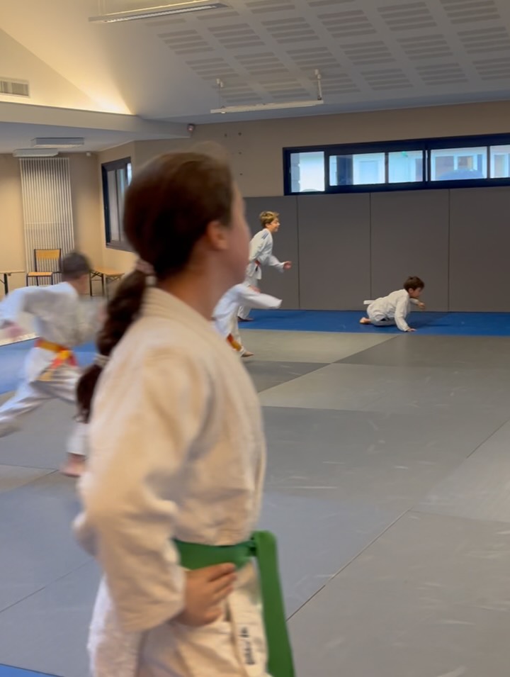 Super stage de Toussaint 🤩🥋
avec un petit groupe de judokas au top 🥋 !
Entre judo, animations multisports et bons repas, l’ambiance était parfaite 👌
Bravo à tous pour votre énergie et votre bonne humeur 💪
#Judo #StageToussaint #EspritJudo #JudoKids #SportEtBonneHumeur #JudoLife #TeamJudo #JudoFamily #Respect #Partage #AmisDuDojo
