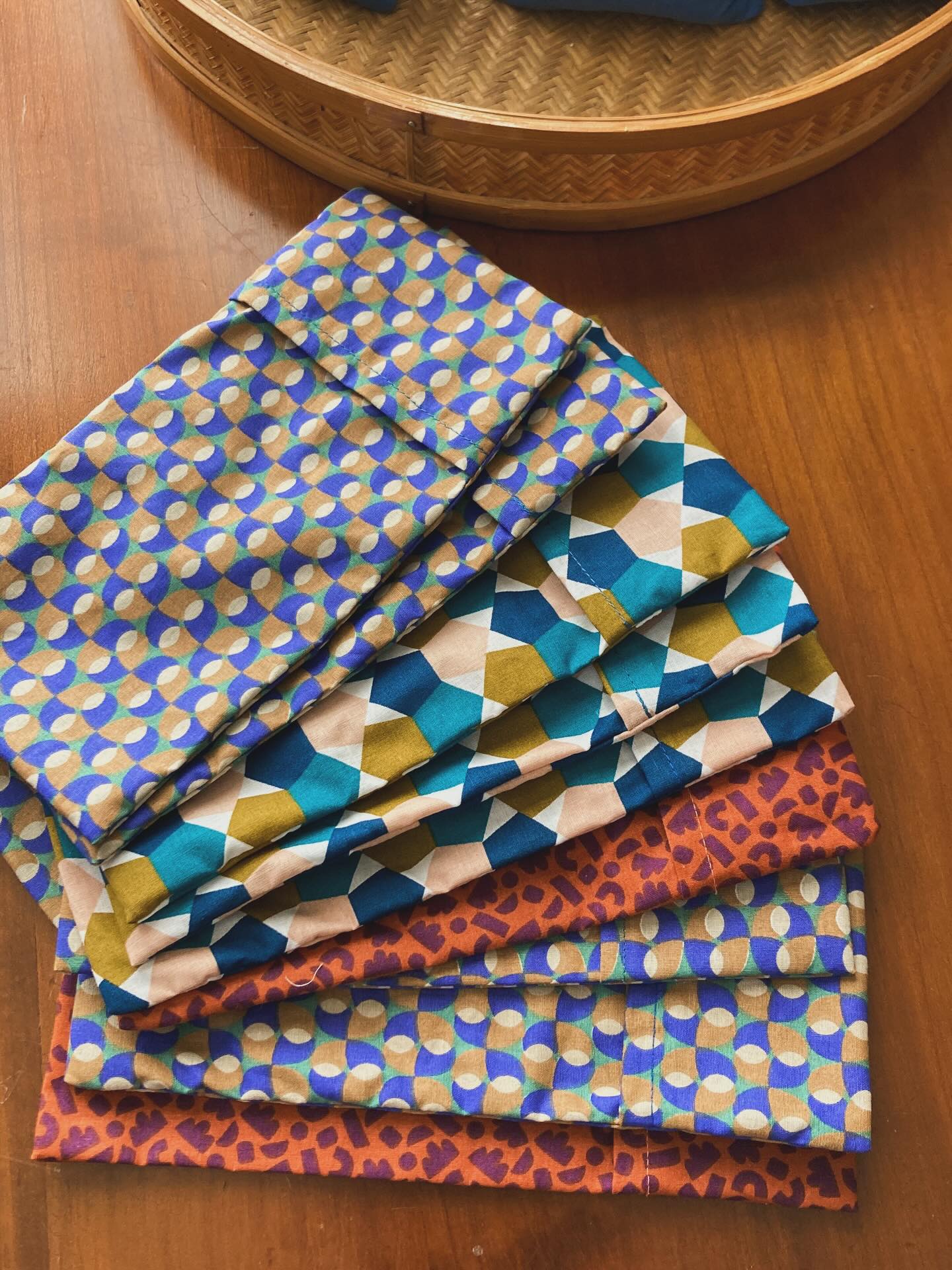 As-tu du mal à se détendre ? «Je ne me suis jamais sentie aussi détendue aussi rapidement. C’est formidable, ce coussin est magique ! Il a un poids idéal, et son parfum de lavande est tout simplement divin. J’ai l’impression de fondre dans le sol. »
Ce coussin pour les yeux est fait juste pour vous. Il vous aidera à vous détendre et lâcher prise, même si cela n’est pas facile pour vous, relâcher la tension, tant musculaire que mentale.
La légère pression exercée par son propre poids aide le coussin pour les yeux à détendre les muscles oculaires. Couvrir vos yeux apaise également vos sens, tandis que le doux parfum de lavande déploie son effet aromathérapeutique et favorise ainsi votre relaxation holistique. Rempli de graines de sarrasin biologiques et de lavande biologique.
Fait à la main avec soin et amour en Bretagne. Un super cadeau pour tes proches et toi-même.
Contactez moi si tu veux ton coussin magique !
.
.
.
#antistress #coussinrelaxation #accupressure #aromatherapy #yoga #meditation #relaxation #lacherprise #detente #relaxationprofonde #lavender #evisolayoga #couture #machineacoudre #yogafrance #yogabretagne #dinan #dinanagglomération #dinard