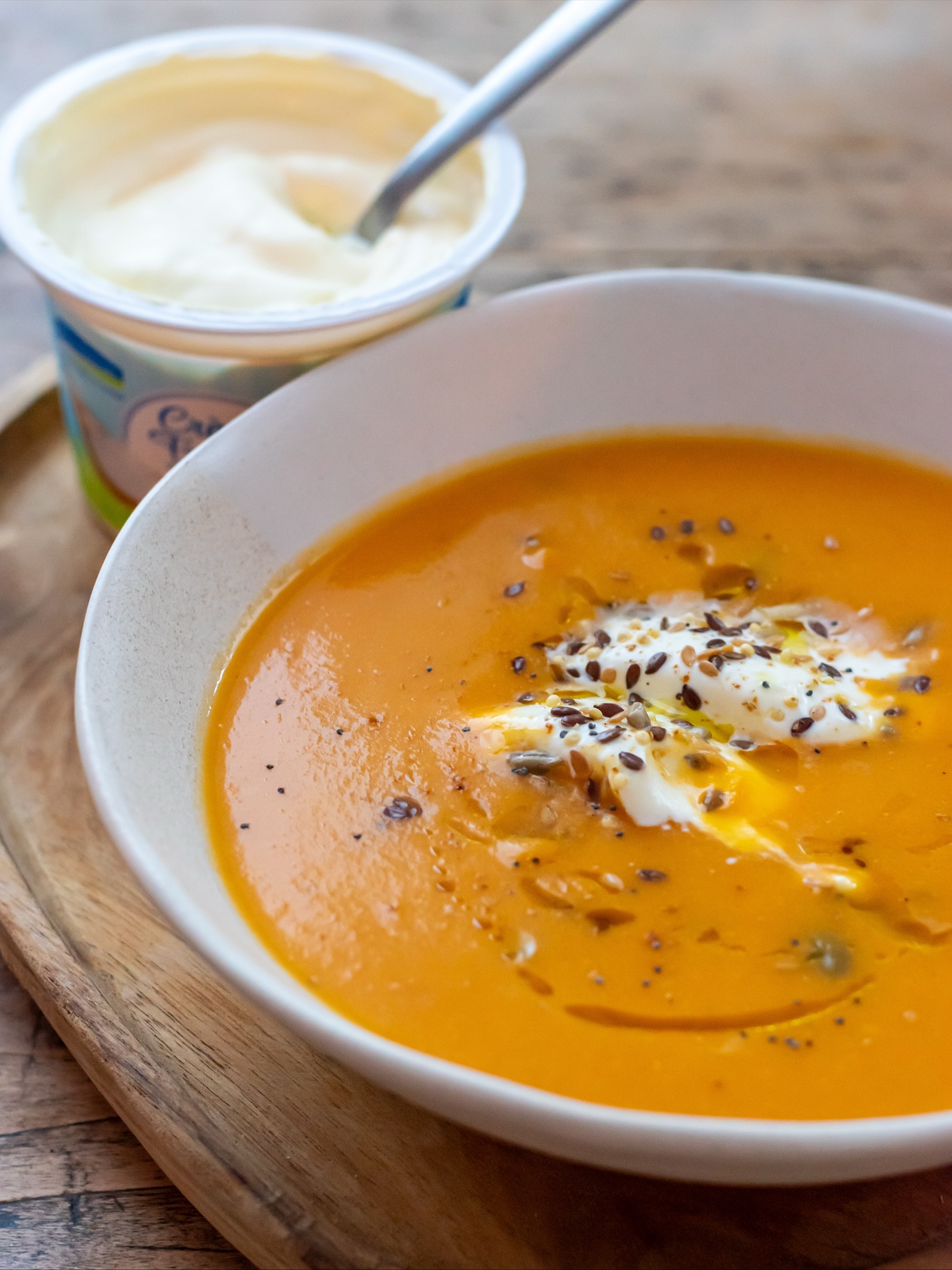 🍁Velouté d’automne, douceur et réconfort garantis !
Quand les jours raccourcissent, rien de tel qu’un bon velouté maison pour se réchauffer.
Celui-ci, on l’aime onctueux, relevé juste comme il faut… et surtout sublimé par une cuillère de notre crème fraîche de brebis Biochamps 🐑, douce, légère et pleine de caractère.
👉 Une touche crémeuse qui change tout !
🌿 100 % bio, 100 % brebis, 100 % plaisir.
#Biochamps #AutomneGourmand #VeloutéMaison #CrèmeDeBrebis #RecetteDeSaison #CuisineBio #SaveursDAutomne #LocalEtBon