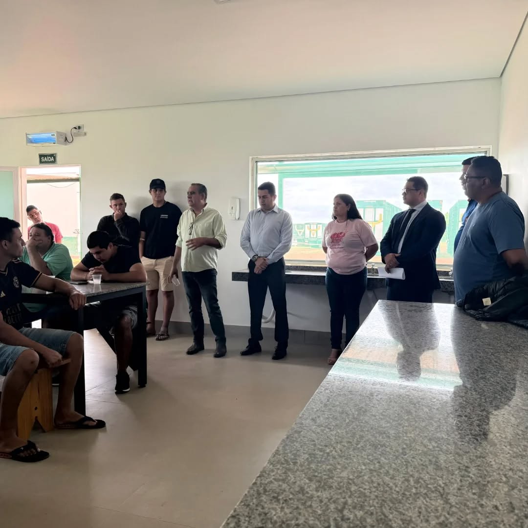 🚨 SINDMASSA MS EM AÇÃO EM RIO VERDE 🚨
O SINDMASSA MS esteve presente em Rio Verde do MS para uma reunião de extrema importância com os trabalhadores da empresa Brazfrig. 
O encontro foi motivado pela grave decisão da empresa de conceder 10 dias de férias coletivas e, em seguida, anunciar a demissão de 50% do seu quadro de funcionários.
Diante desta situação delicada, a diretoria do Sindicato se mobilizou imediatamente para ir ao local, ouvir os trabalhadores e tomar as medidas cabíveis para garantir os direitos de toda a categoria.
Estiveram presentes na linha de frente, prestando todo o suporte necessário:
Lúcia Godoi (Presidenta)
Dr. Fábio Bezerra (Advogado e Diretor Financeiro )
Carlos Roberto (Diretor local de Rio Verde e trabalhador da MS BOI)
Júnior (Diretor de São Gabriel)
Acompanhados pelo Assessor Leiva
O SINDMASSA MS reitera seu compromisso inabalável com os trabalhadores.
 
Estamos prestando toda a assistência jurídica necessária para assegurar que cada direito seja respeitado neste processo.
O Sindicato não solta a mão de nenhum trabalhador. 
A luta é coletiva e não mediremos esforços para defender os empregos e a dignidade da nossa categoria.
#SindmassaMS #LutaTrabalhista #RioVerdeMS #Brazfrig #DireitosDoTrabalhador #Frigorifico #MatoGrossoDoSul #Justiça #SindicatoForte #TrabalhadoresUnidos #Demissão #FériasColetivas #MS