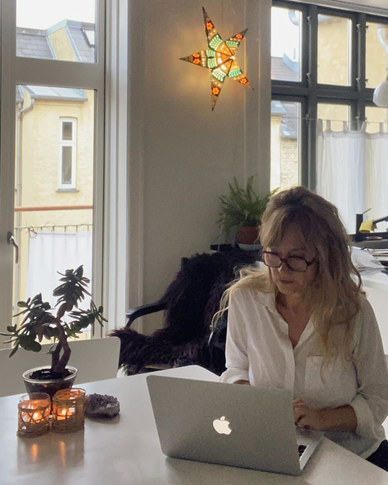 Det selvhelbredende menneske…
Jeg er optaget af, at vi finder vej til de steder i vores følelsesliv, hvor vi – helt naturligt – kan regulere os selv og lade disse aktiviteter blive en integreret del af vores hverdag.
At mange har gavn af terapi og kropslig behandling, vil jeg ikke sætte mig op imod.
Men jeg tror på, at når vi samtidig lærer at håndtere vores indre og ydre liv på egen hånd, bevæger vi os mod en fremtid, hvor vi i højere grad bliver selvhelbredende – og mindre afhængige af ydre vejledning.
Det kræver dog, at vi bl.a har kontakt til vores intuition – vores indre kompas og navigationssystem – som kan vise vej, når livet kalder på klarhed, beslutning eller ro.
Derfor ser jeg det som en vigtig opgave at formidle, hvordan denne evne kan vækkes og næres.
For intuitionen er en fødselsdagsgave – det eneste, vi får med os fra åndeverdenen – og nøglen til at leve i resonans med livet omkring os.
Så hermed en invitation til, sammen med mig - at dykke dybere ned i dette emne her på profilen…
🔸🧡🔸
Kærligst, Pernille
______________________________________
#kvinderiovergang
#overgangsritual
#1til1session
#gennøglerne
#intuition
#resonans
#overgang
#selvbevidsthed
#alignment
#essens
#frekvensarbejde
#autencitet
#vibration
#bevidsthedsarbejde
#selvudvikling
#kenddigselv
#selvomsorg