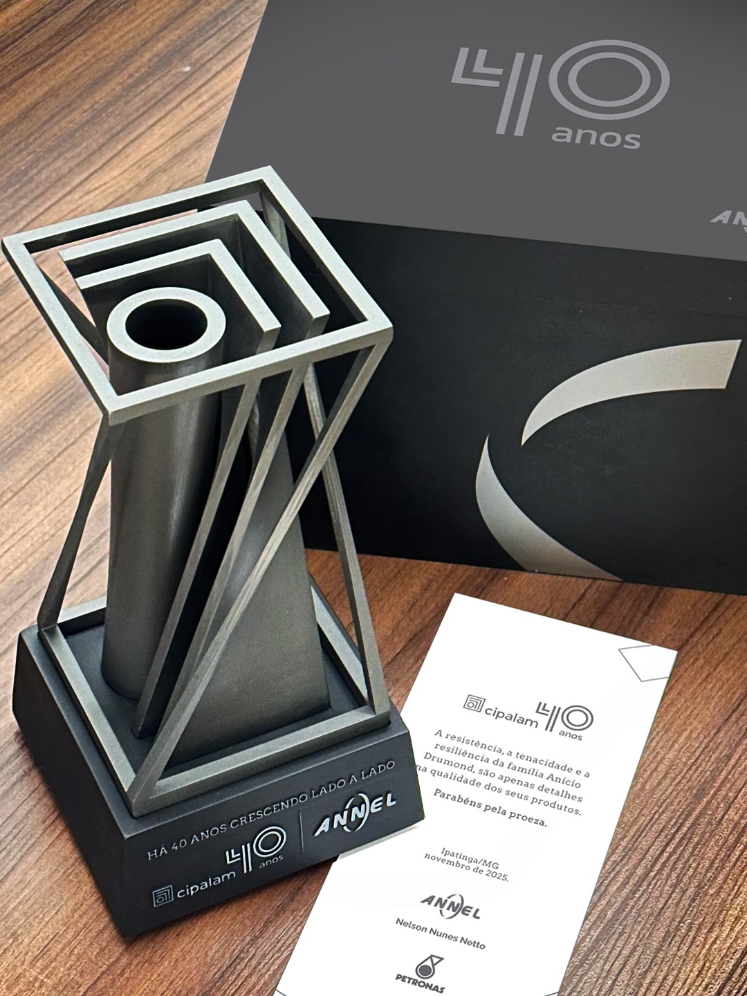 Quando a Annel Distribuidora decidiu homenagear a vizinha e parceira Cipalam pelos seus 40 anos, o desafio para a Café c/ Design era traduzir em um formato o significado de uma trajetória construída lado a lado.
Inspirado na própria marca da Cipalam, que carrega em seu símbolo a lembrança dos perfis e tubos produzidos pela empresa, o troféu nasce de uma base sólida, como as fundações que sustentam décadas de conquistas.
A peça metálica se eleva em um movimento espiralado, representando o crescimento contínuo, e ao olhar de cima, revela-se a marca da Cipalam, símbolo dessa história de inovação que se entrelaça com as primeiras colunas erguidas no Vale do Aço.
Impressao 3D: @jacicampos
Café c/ Design: ideias que tomam forma.